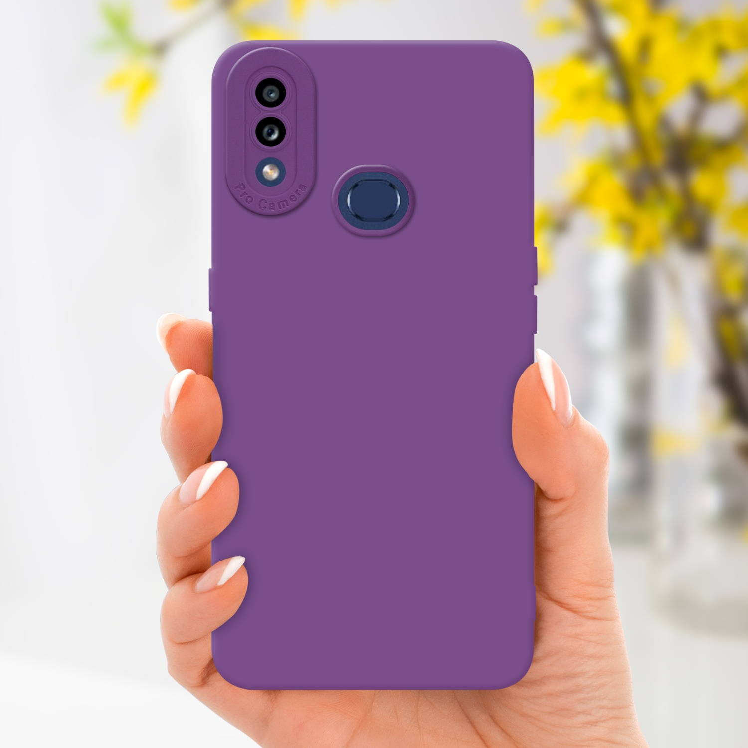 Mano che tiene una custodia viola con doppia fotocamera, fiori gialli sullo sfondo.