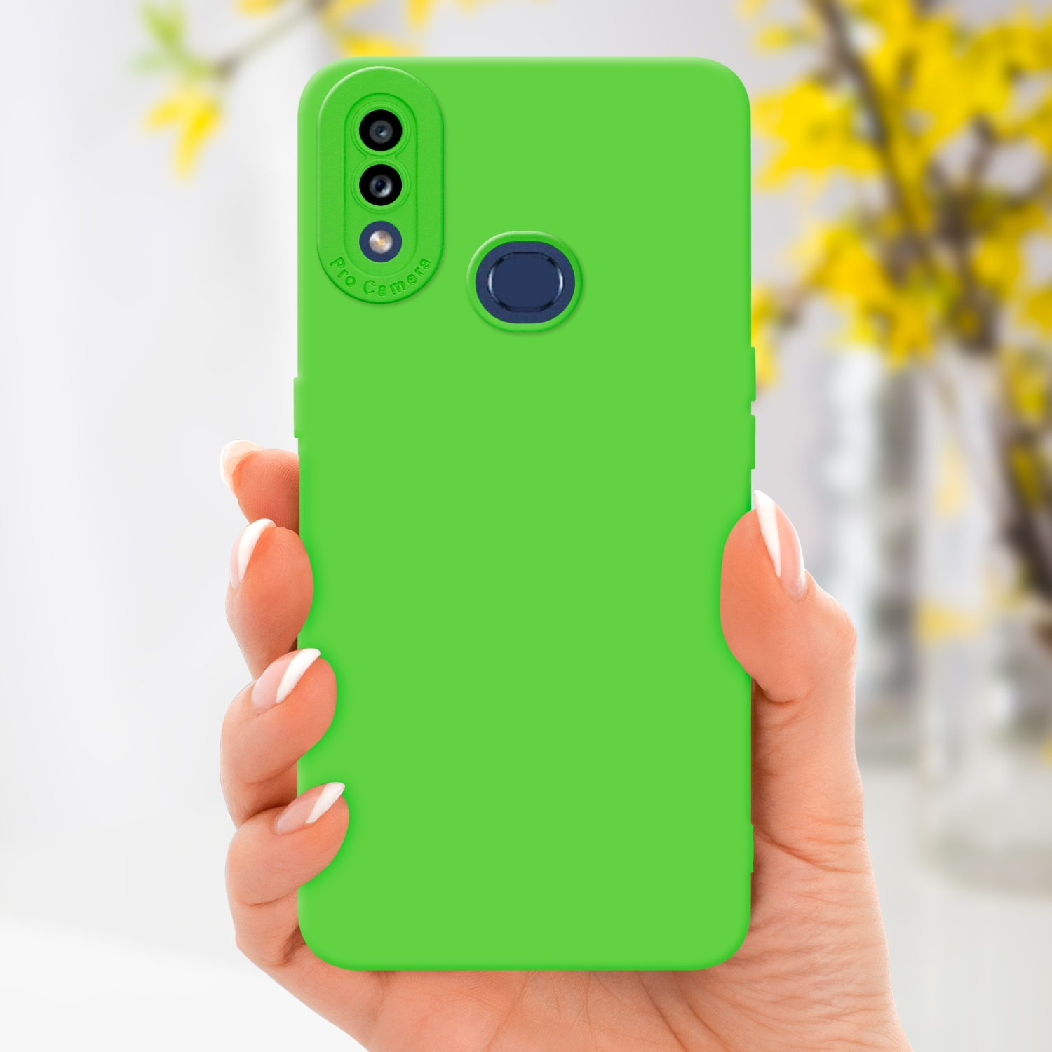 Una mano che tiene una custodia verde con tre obiettivi.