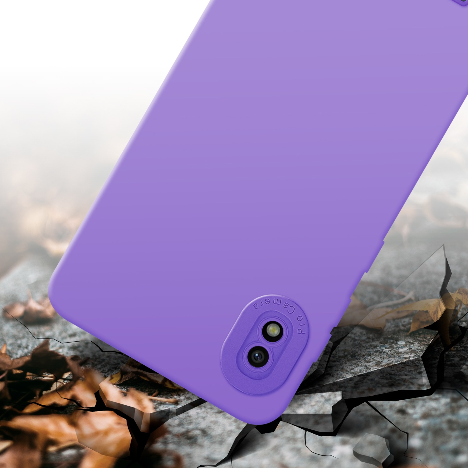 Una custodia viola su una superficie rotta con foglie sparse.