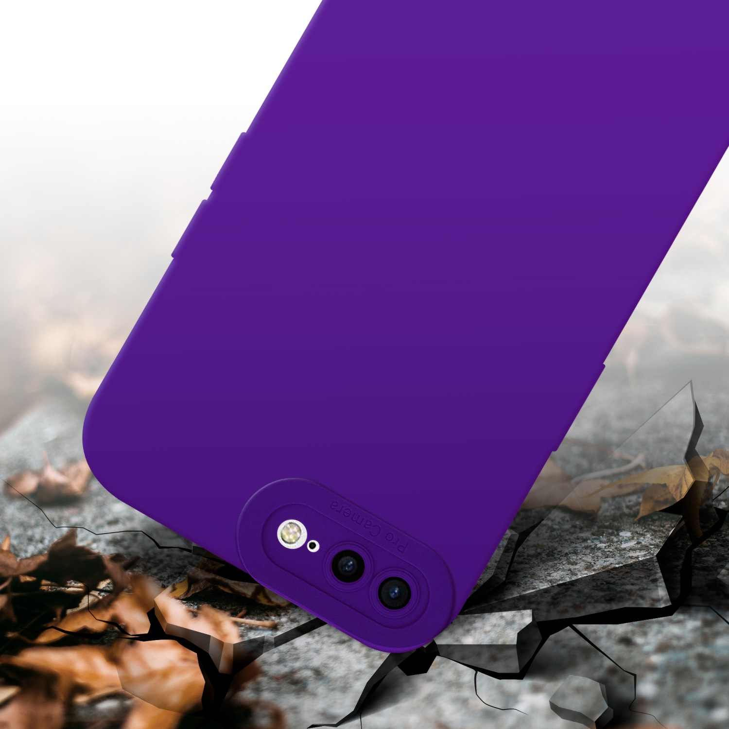 Custodia viola su superficie crepata con foglie. La custodia ha una fotocamera pro.