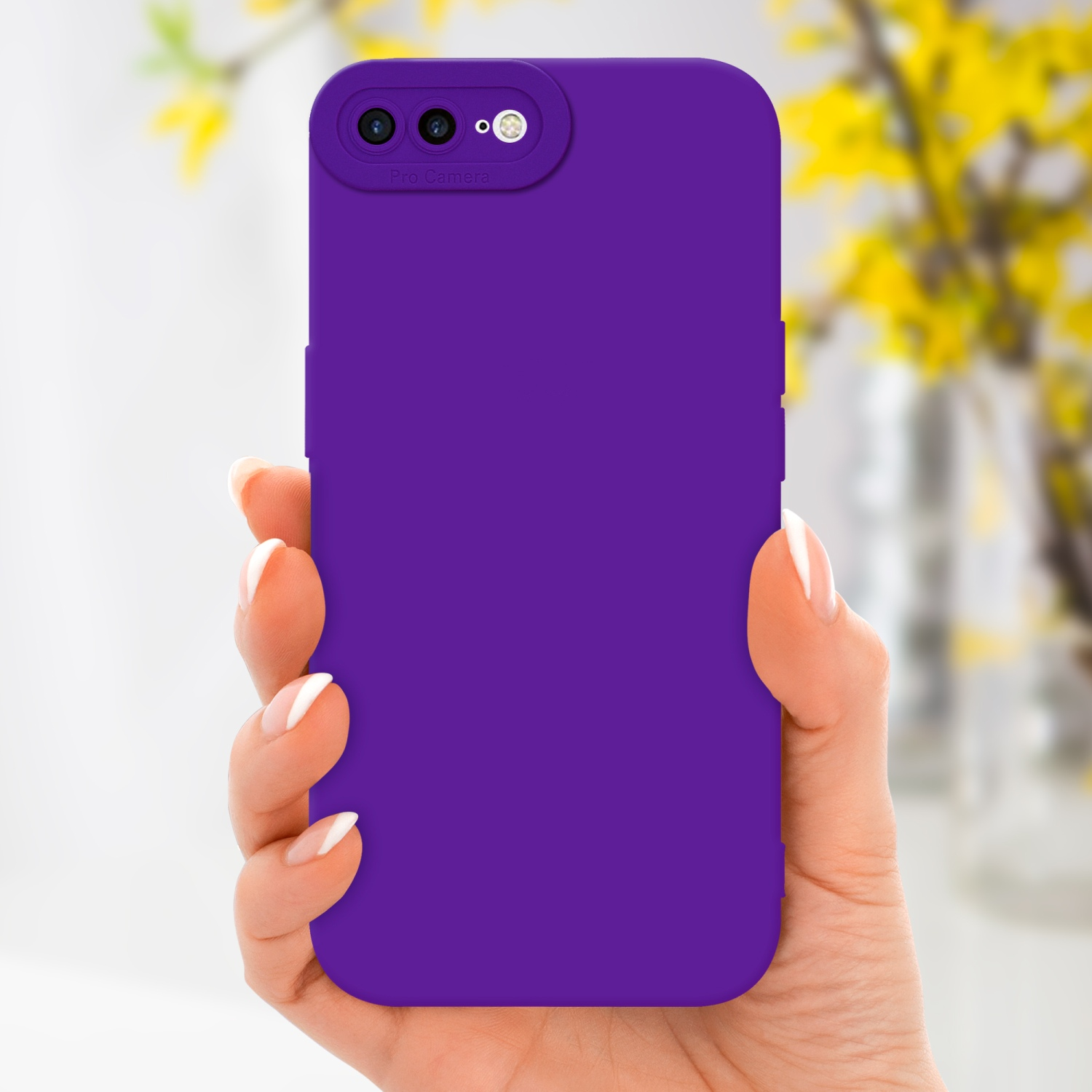 Mano che tiene una custodia per telefono viola. Fiori gialli e sfondo bianco.