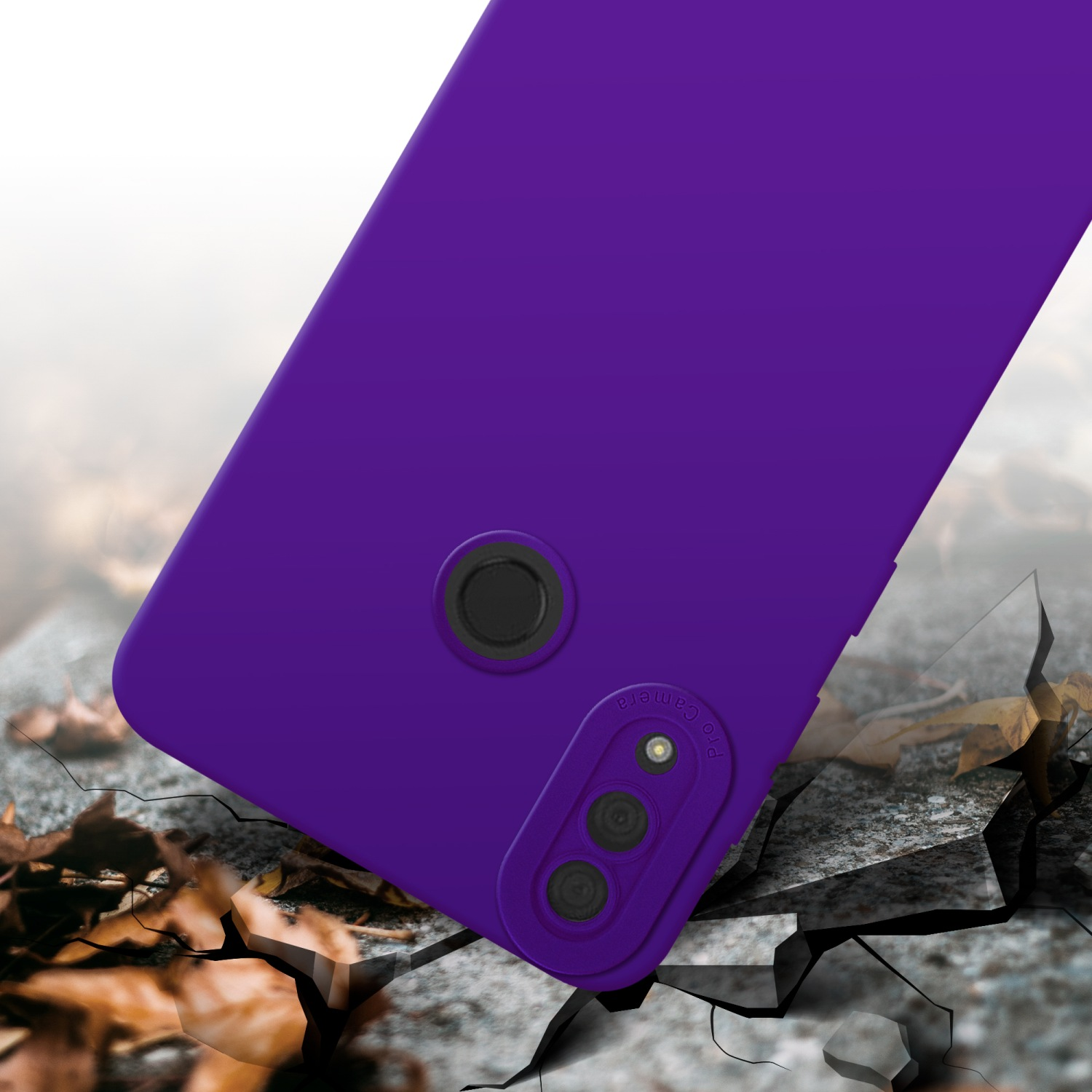 Coque de téléphone violette avec fonctions caméra, posée sur un sol fissuré, fond blanc.