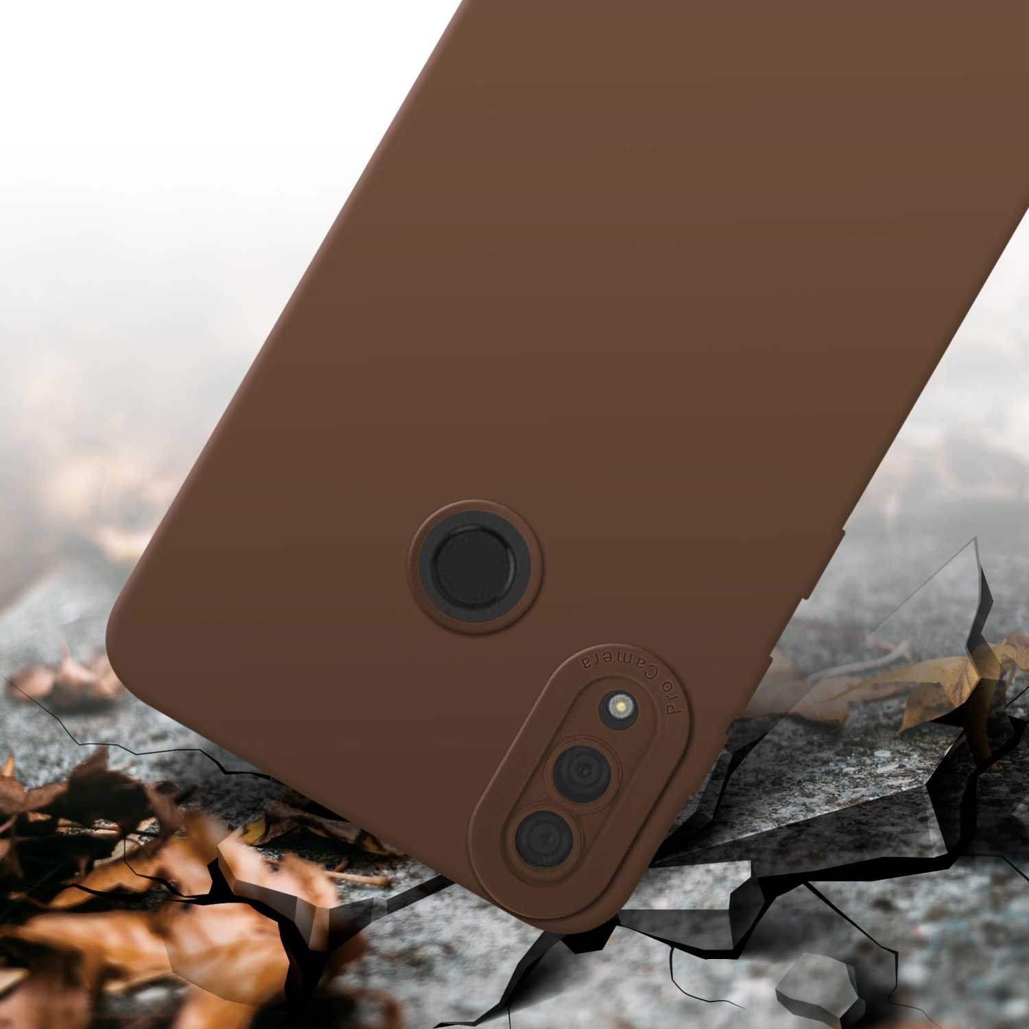 Una custodia per telefono marrone su un terreno incrinato. La custodia ha una configurazione a tripla fotocamera ed è etichettata 'Pro Camera'.
