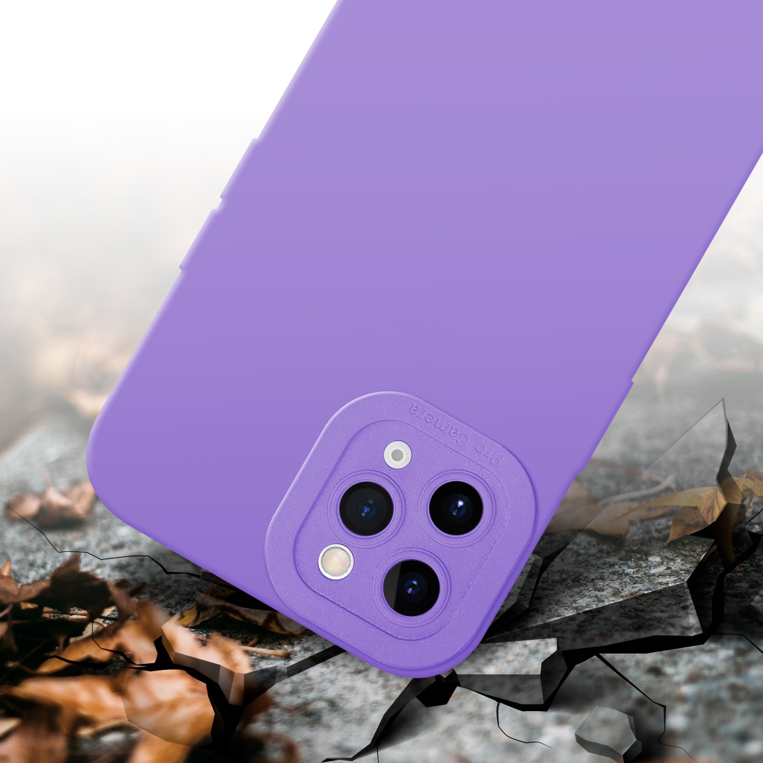Una custodia per telefono viola con un ritaglio per la fotocamera su una superficie rocciosa, con crepe da impatto.