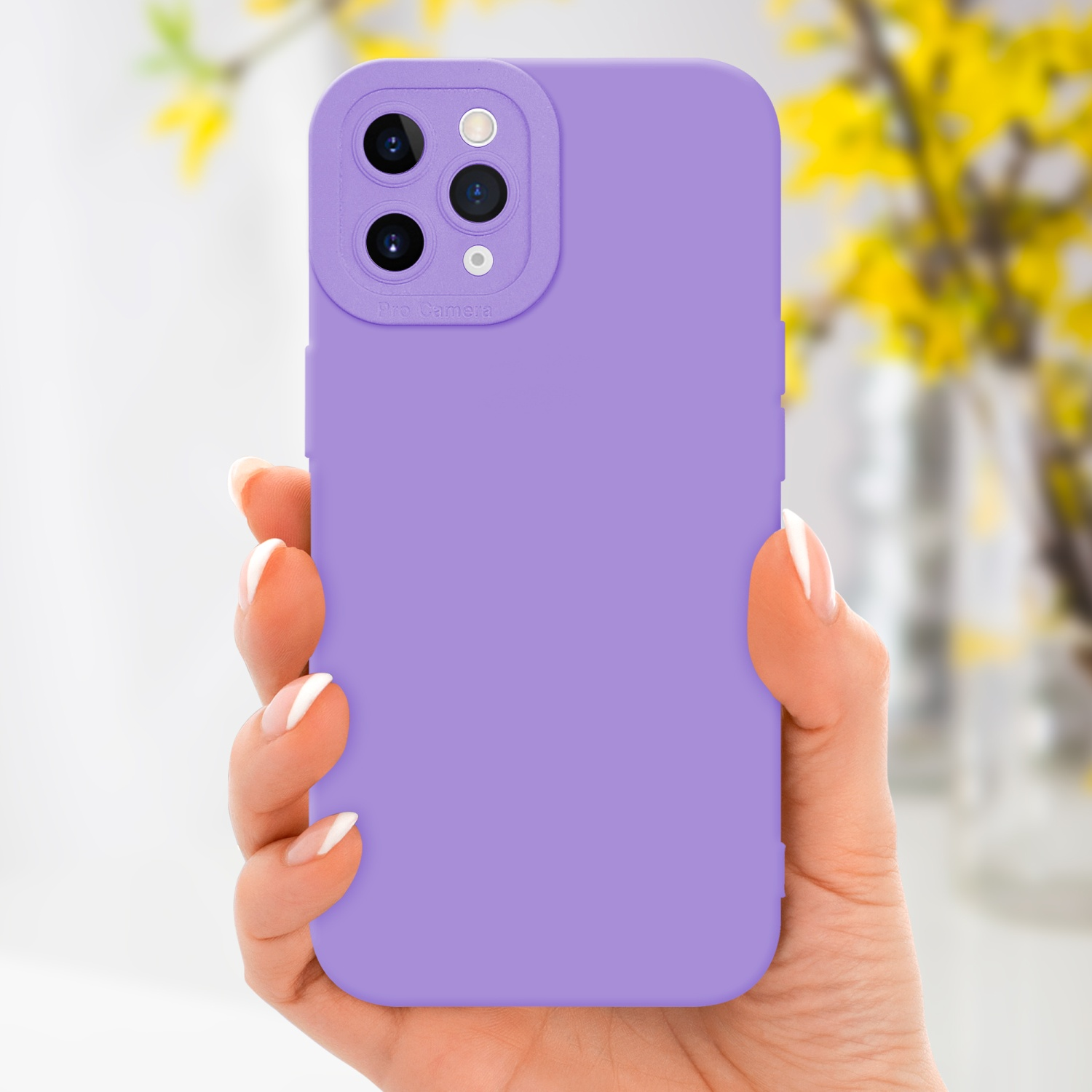 Mano che tiene una custodia viola per telefono. Fiori gialli sullo sfondo, con sfondo bianco.