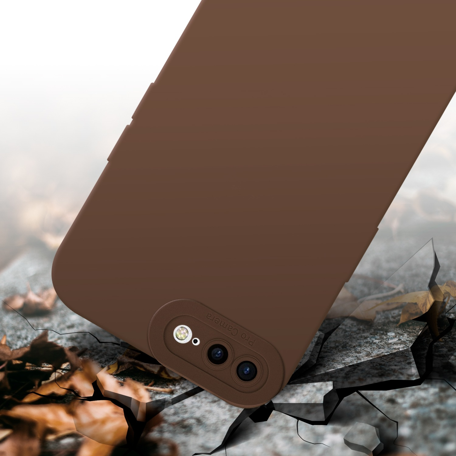 Una custodia per telefono marrone con un rialzo per la fotocamera si trova su una superficie crepata con foglie.