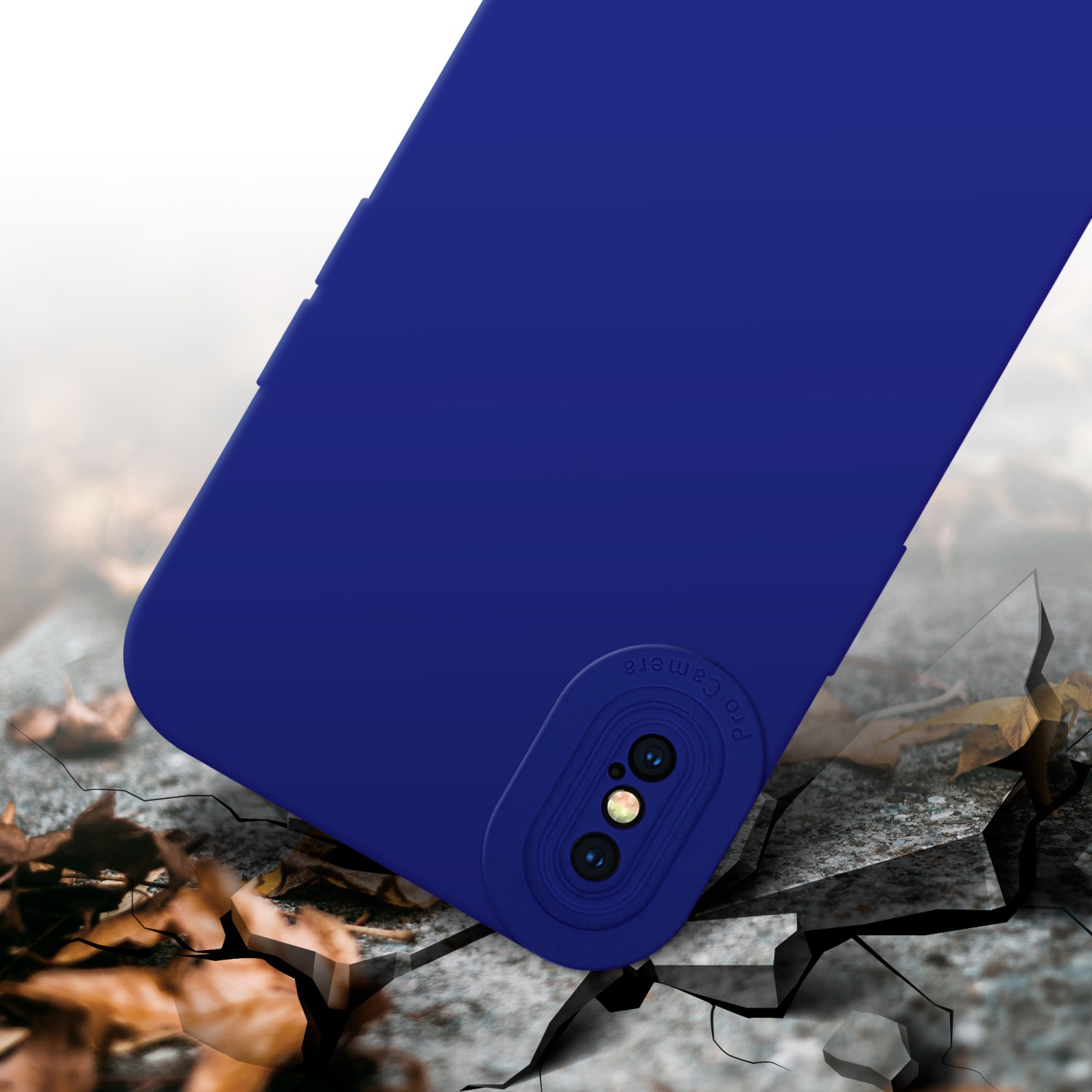 Una custodia per telefono blu con protezione fotocamera su una superficie incrinata.