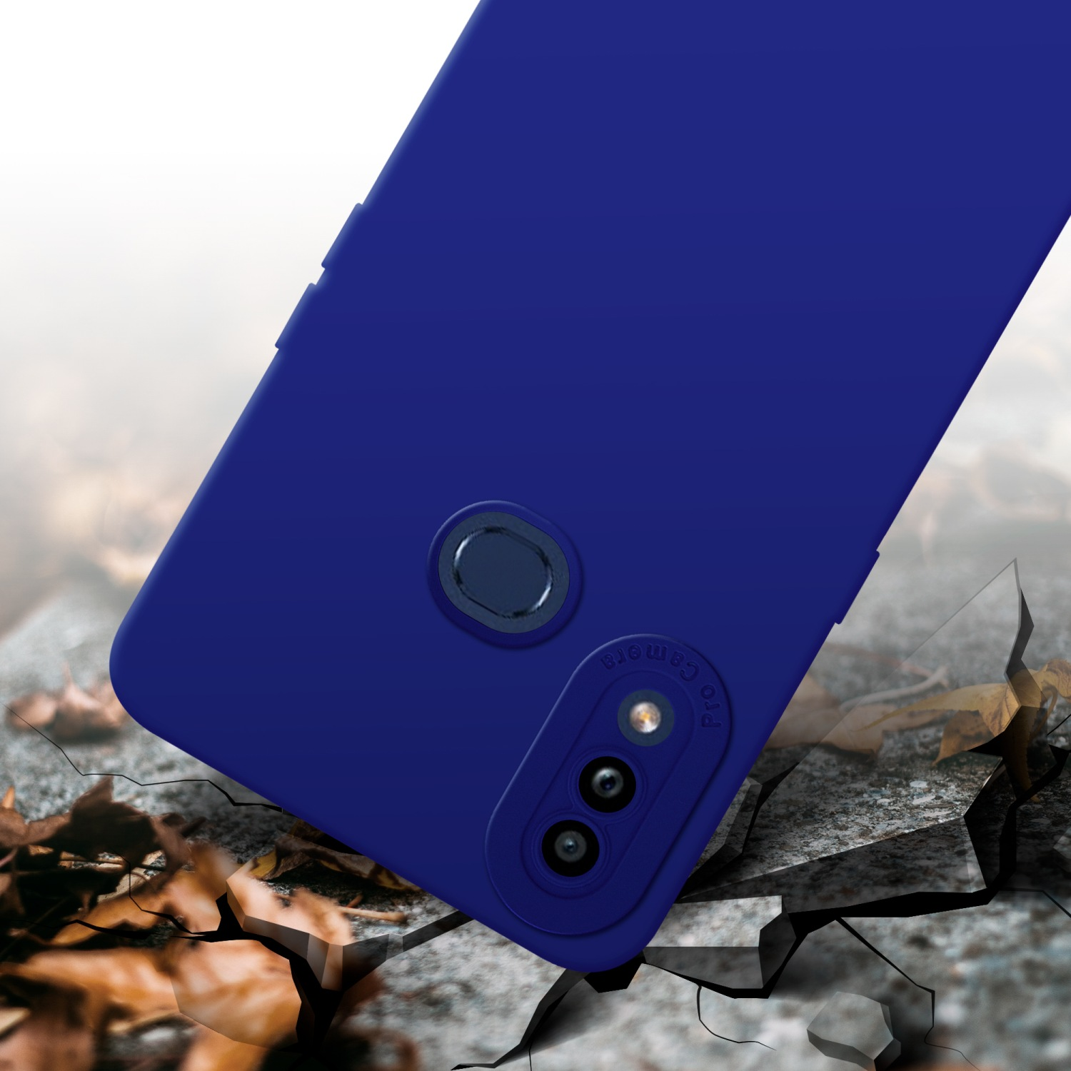 Una custodia per telefono blu con protezione fotocamera su una superficie incrinata.
