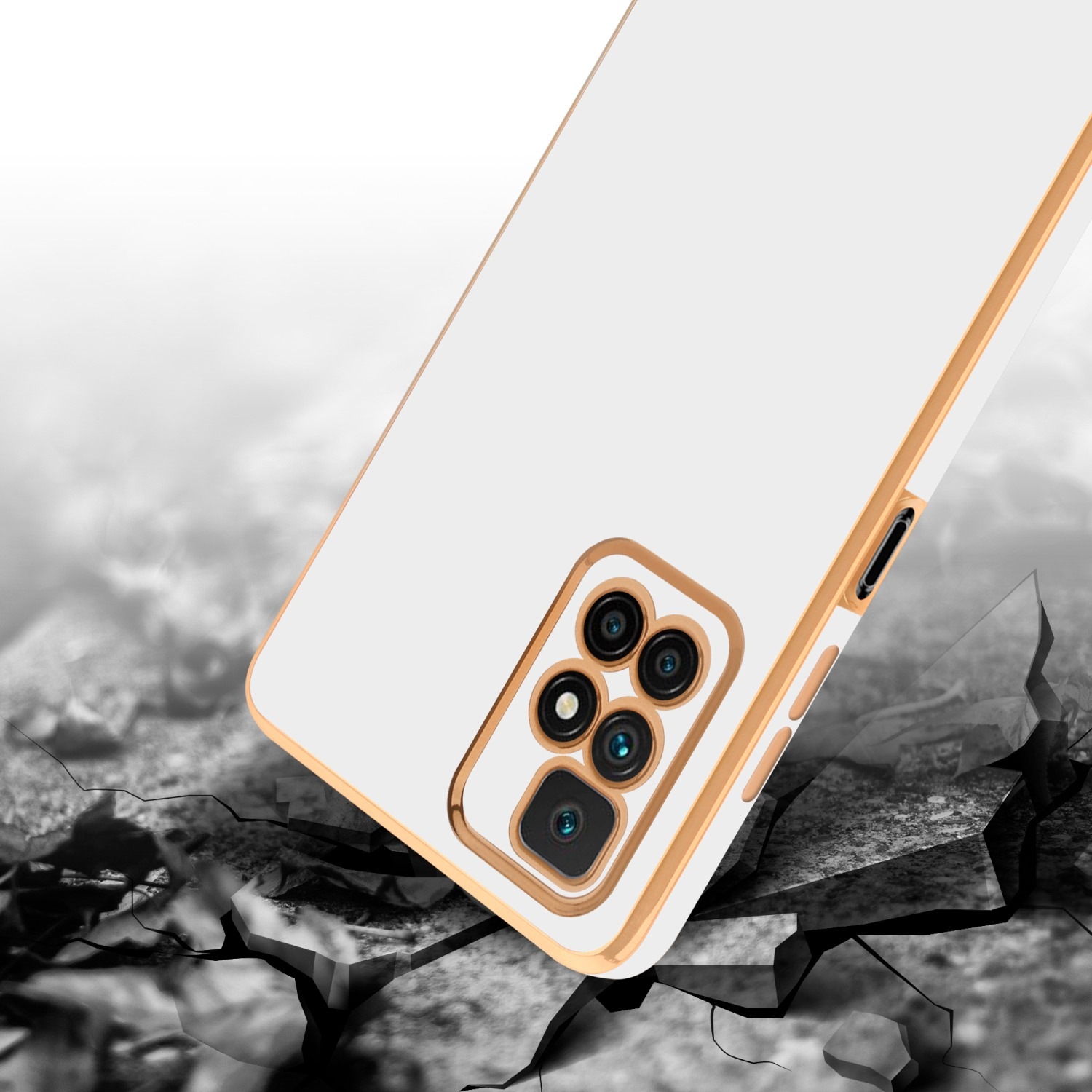 Weiße Handyhülle mit goldenem Rand, auf gesprungenem Boden, Kameradetails des Telefons sichtbar.
