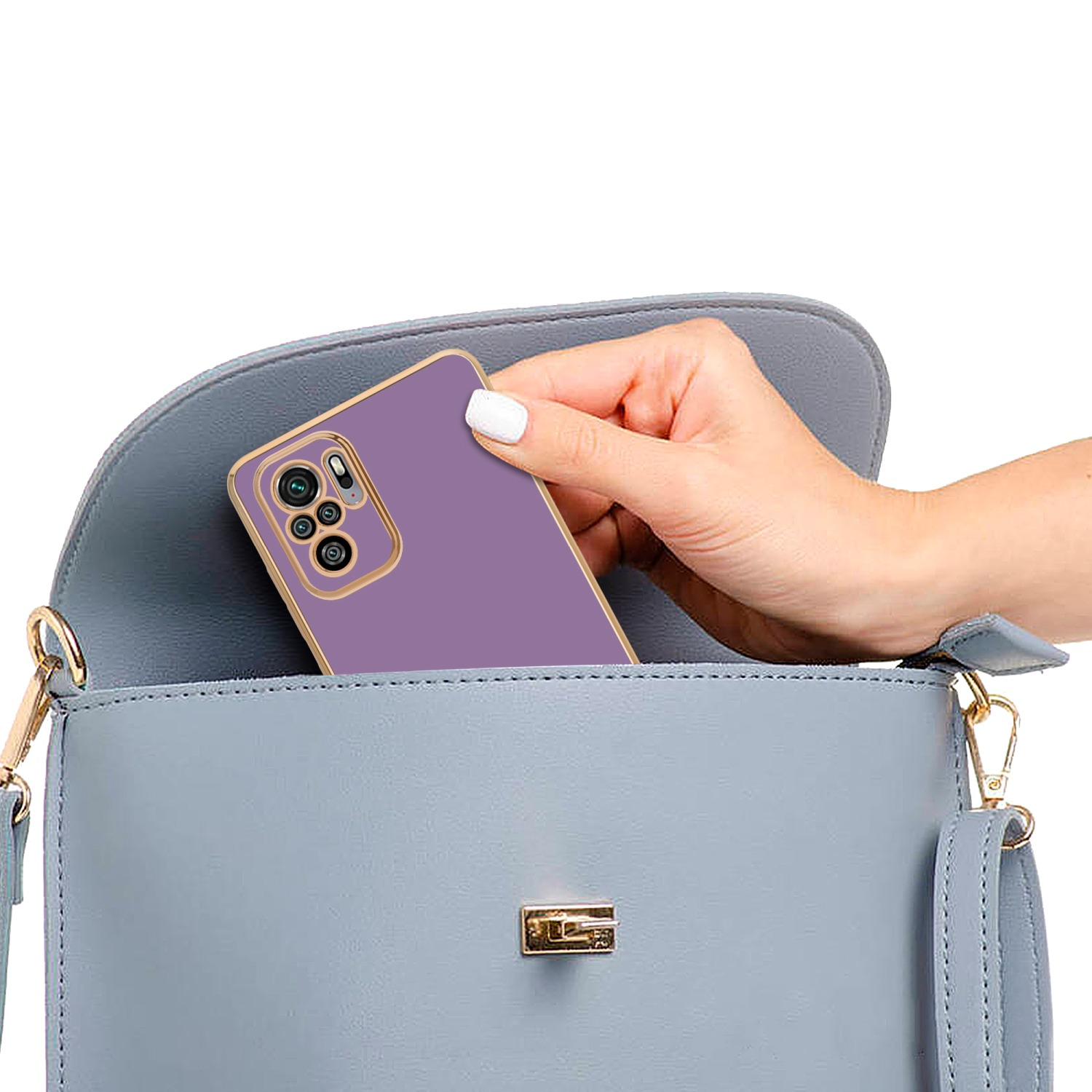 Mano che inserisce una custodia per telefono viola in una borsa grigia.