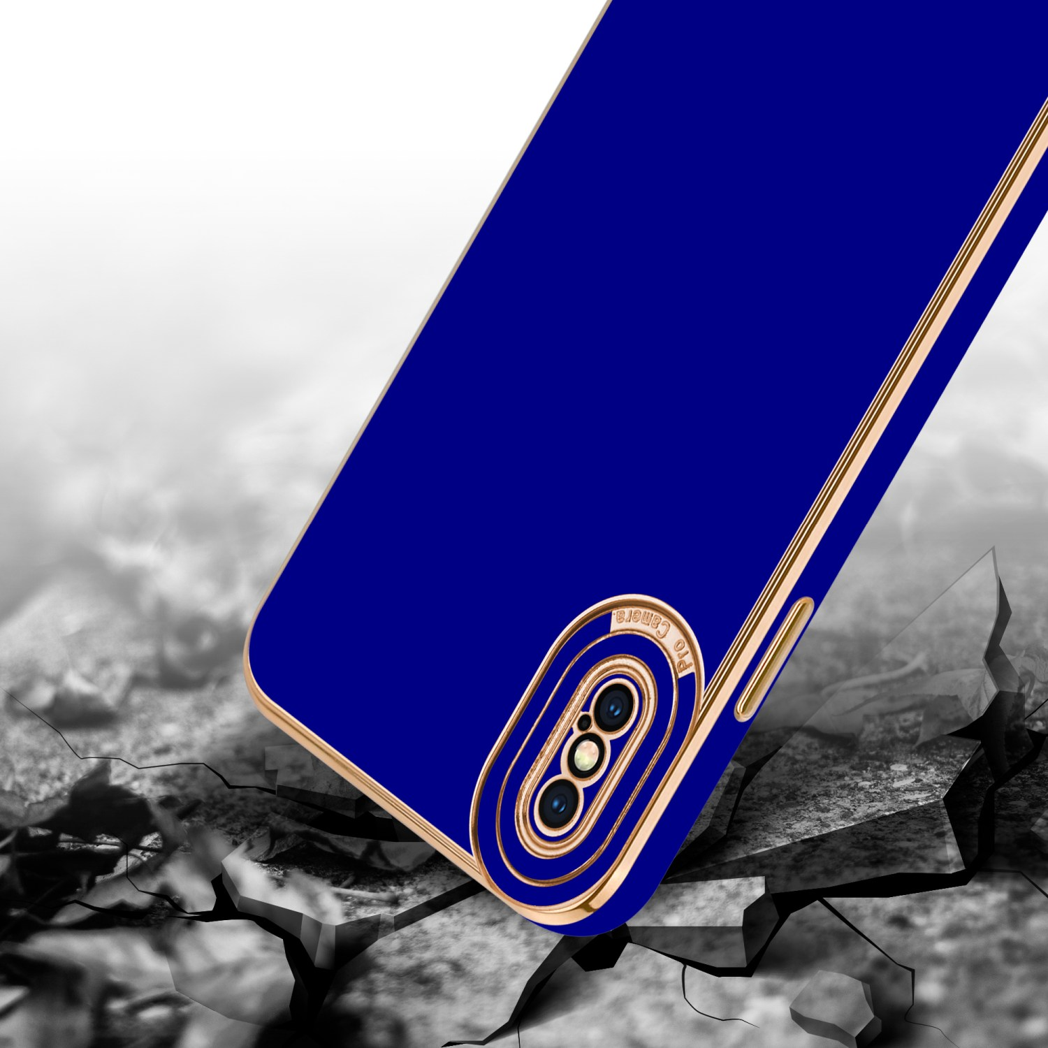 Eine blaue Handyhülle mit goldfarbenem Rand liegt auf einer zerbrochenen Oberfläche.