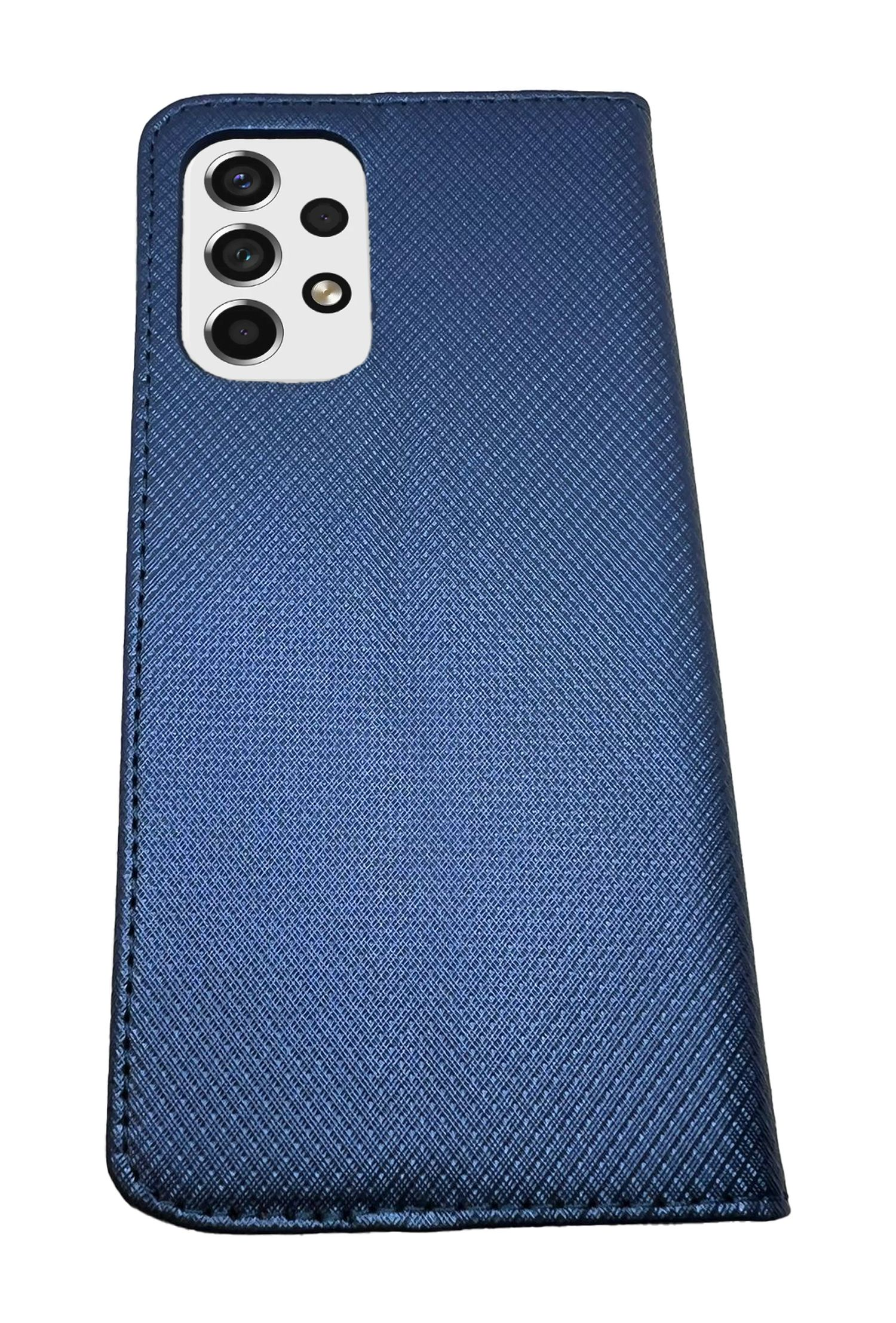 Eine geschlossene blaue Handyhülle, strukturiert, mit Kameraausschnitt, auf dunklem Hintergrund.