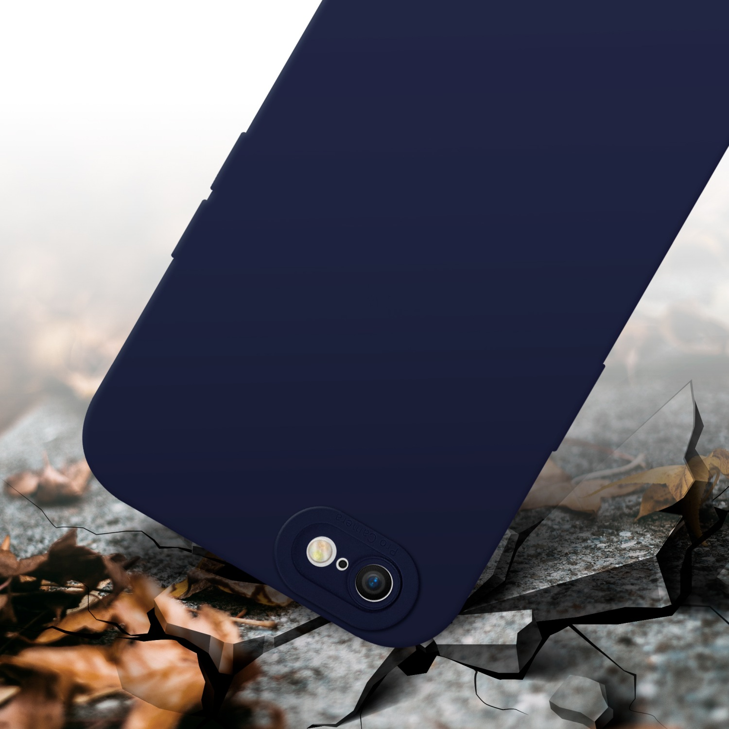 Una custodia per telefono blu scuro appoggiata su una superficie di pietra screpolata. Foglie sparse.