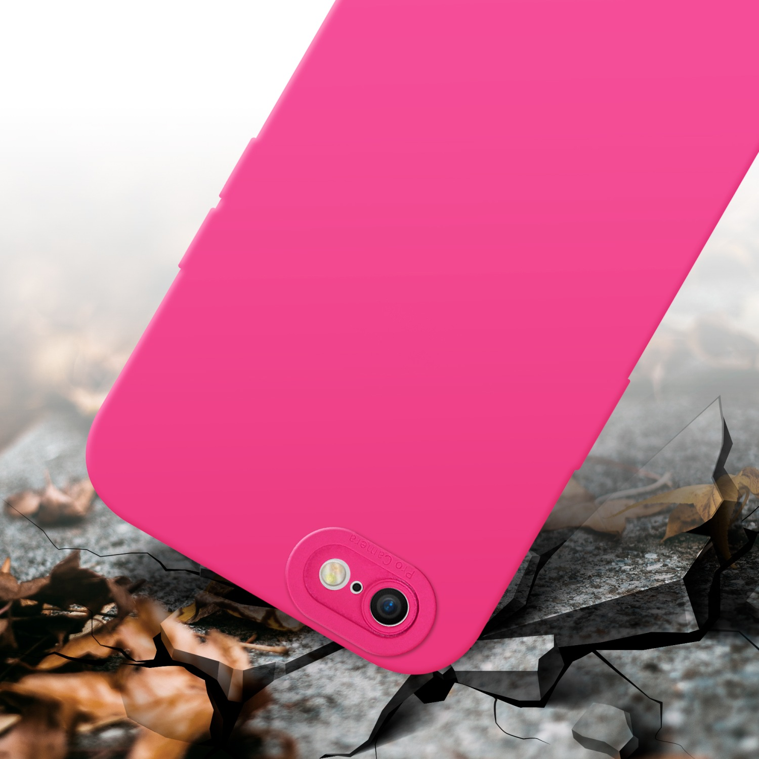 Una custodia per telefono rosa con fotocamera e obiettivo su una superficie di cemento crepata. Foglie sullo sfondo.