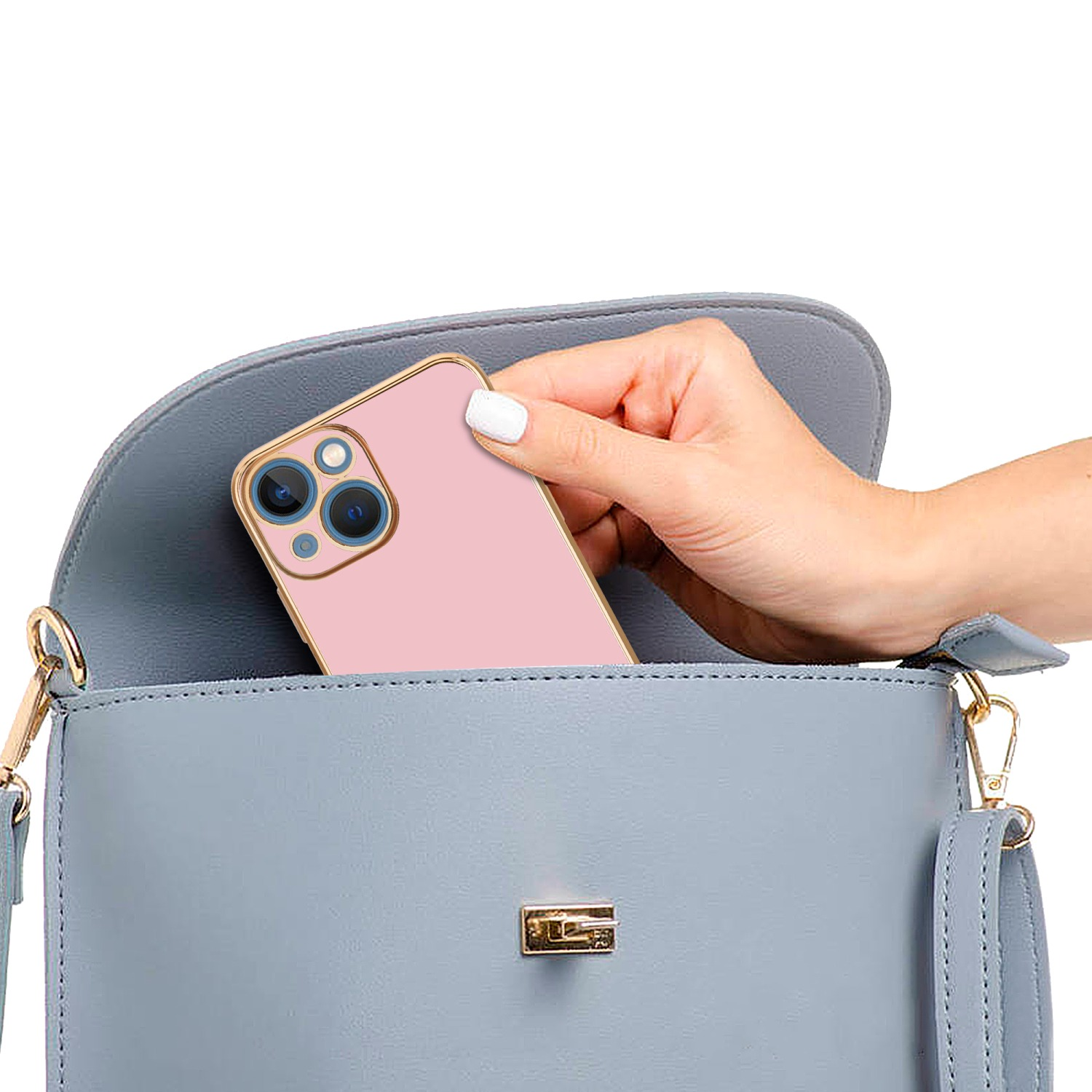 Hand hält rosa Telefon in einer blauen Tasche. Die Handyhülle hat einen Goldrand.