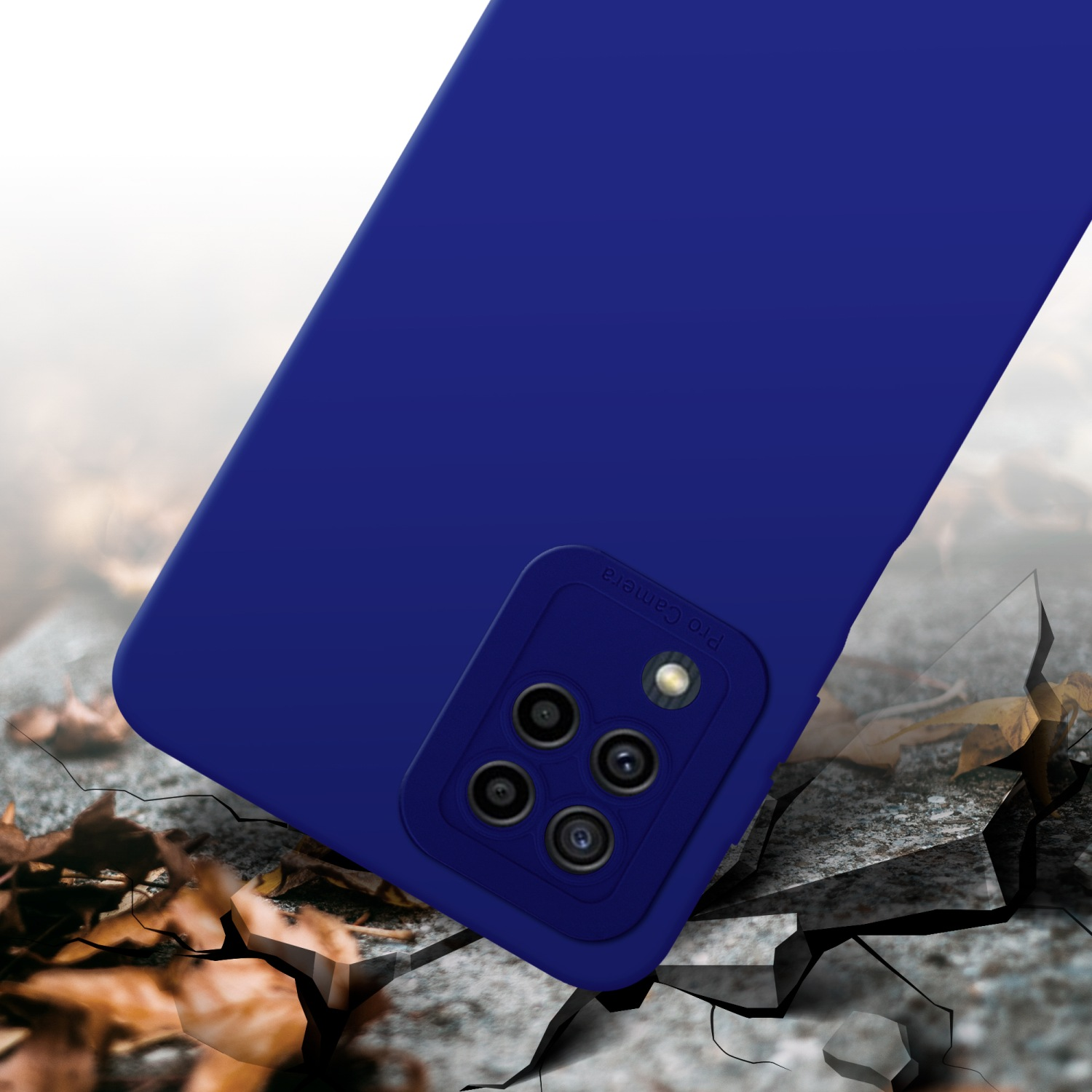 Custodia blu su terreno crepato. Modulo fotocamera con più obiettivi visibili.