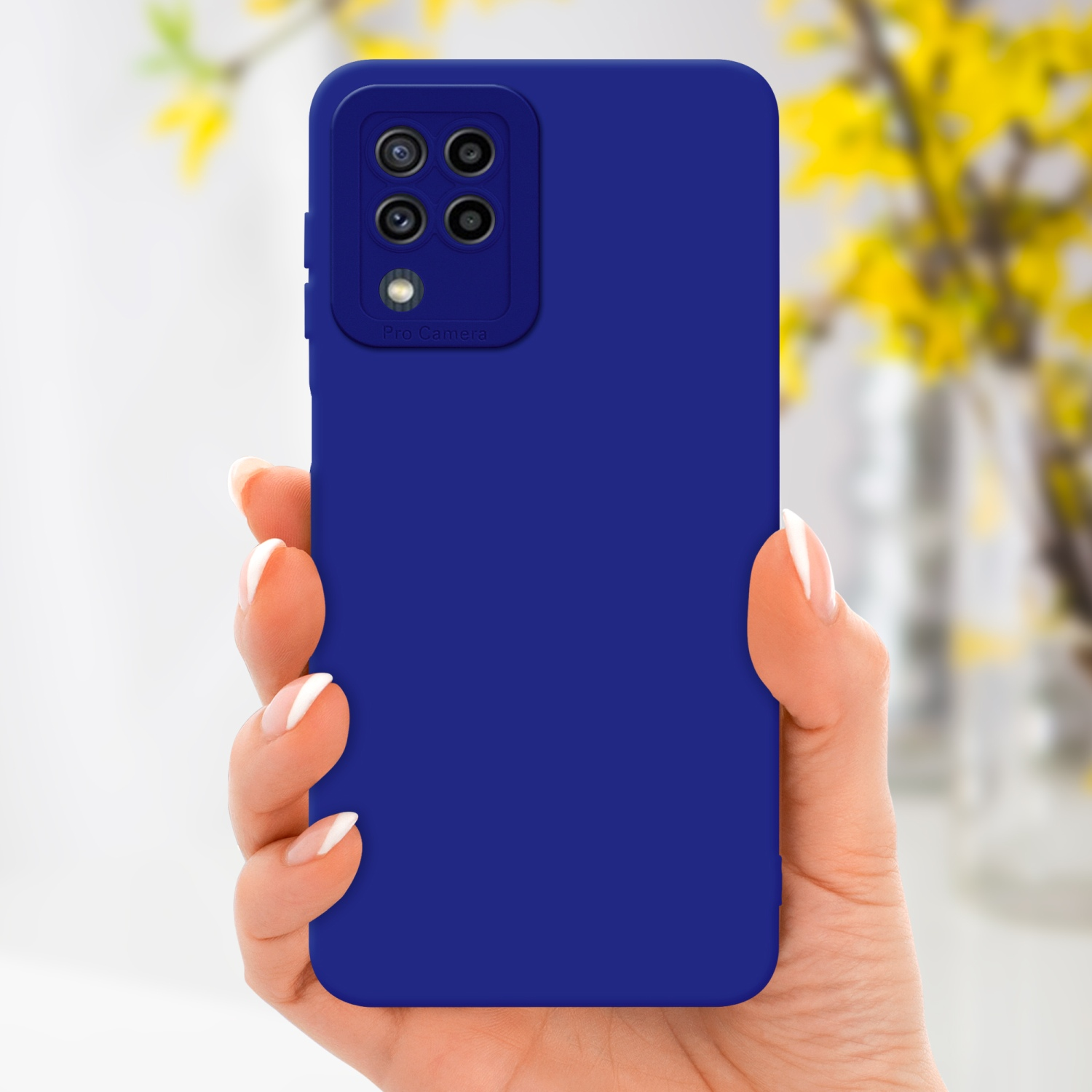 Mano che tiene una custodia blu per telefono. Lo sfondo mostra fiori gialli. La custodia ha una fotocamera.