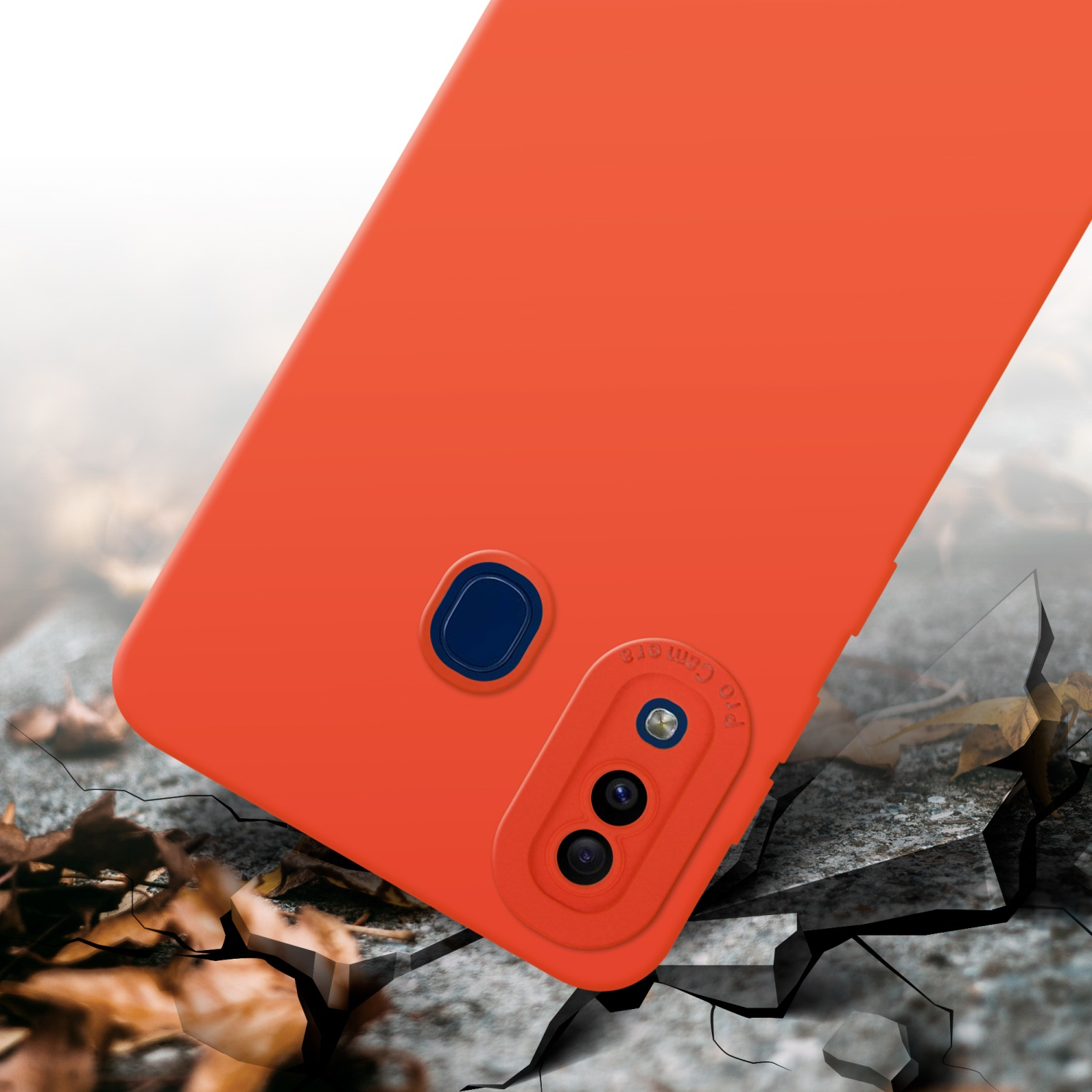 Custodia arancione con effetto terreno crepato. La custodia ha tre fotocamere sul retro. Lo sfondo è bianco.