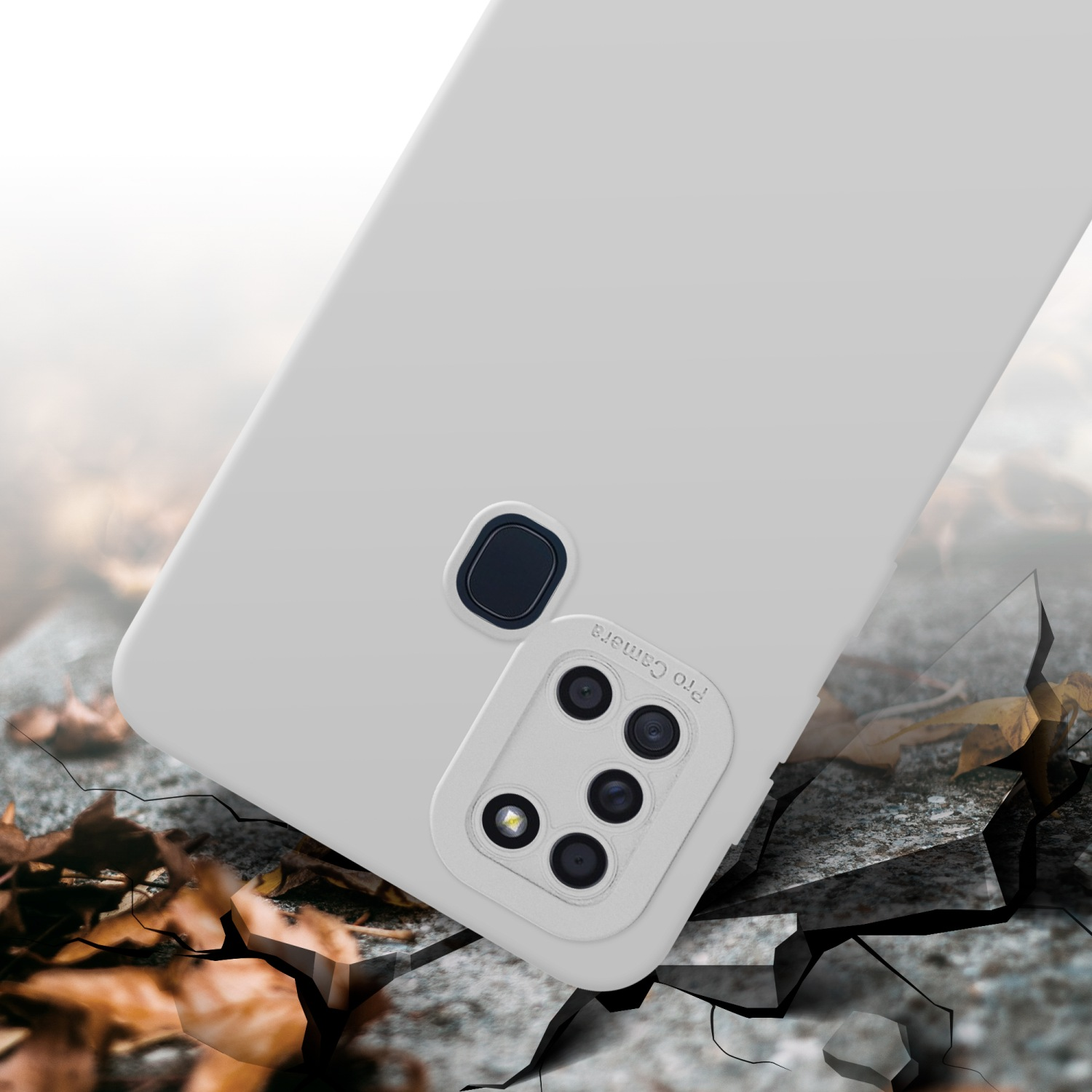 Custodia per telefono bianca su una superficie con foglie cadute. Con fotocamera.