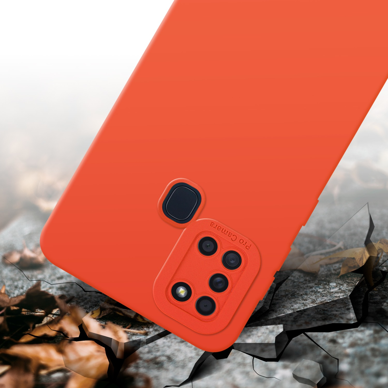 Custodia arancione su superficie incrinata con lente della fotocamera.