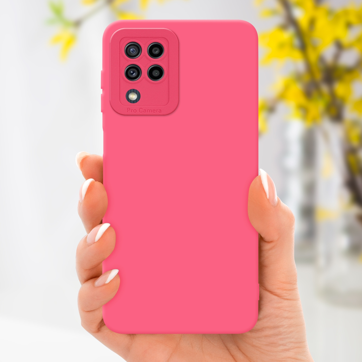 Mano che tiene una custodia rosa per telefono. Fiori gialli sullo sfondo, con sfondo bianco.