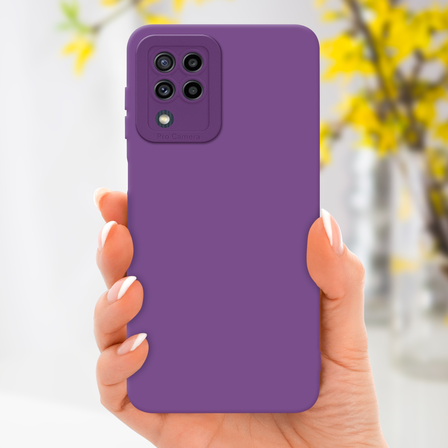 Mano che tiene una custodia per telefono viola con obiettivo della fotocamera. Sfondo sfocato di fiori gialli.