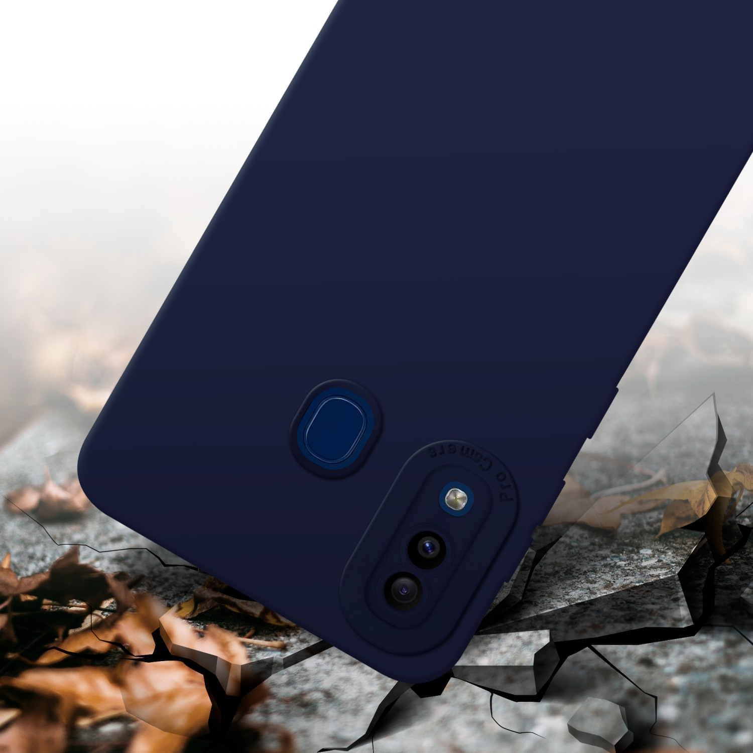 Una custodia blu scuro su una superficie incrinata con foglie autunnali.