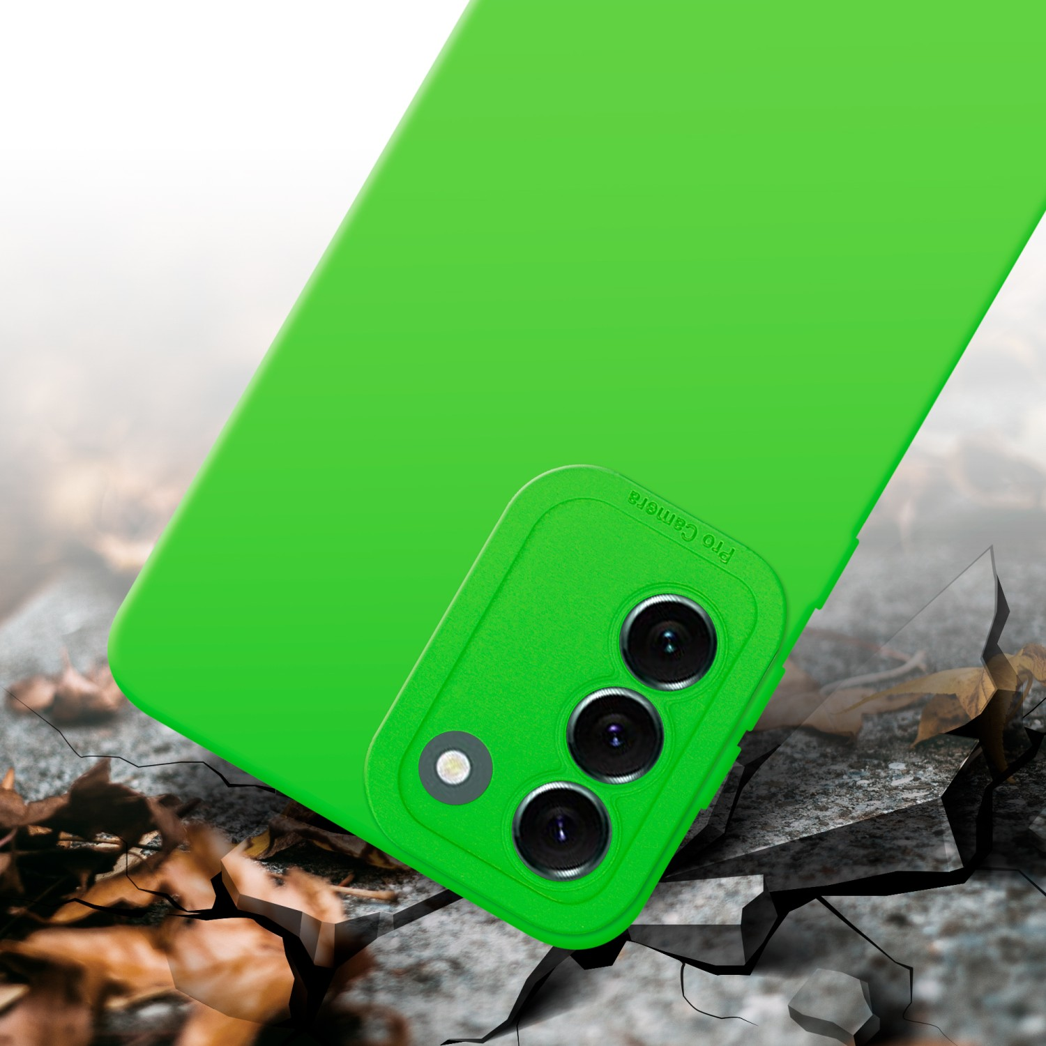 Custodia verde per telefono con tre obiettivi della fotocamera. Il telefono è su una superficie incrinata con sfondo chiaro.