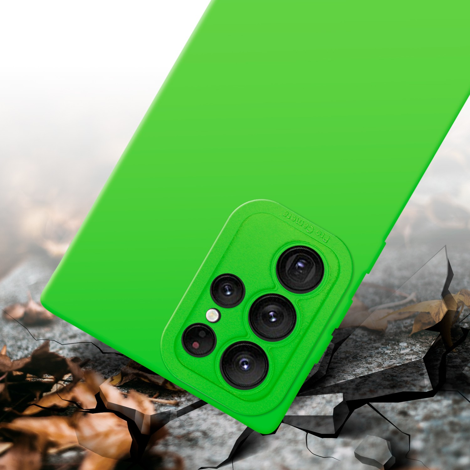 Custodia verde per telefono su superficie crepata. Molteplici fotocamere.