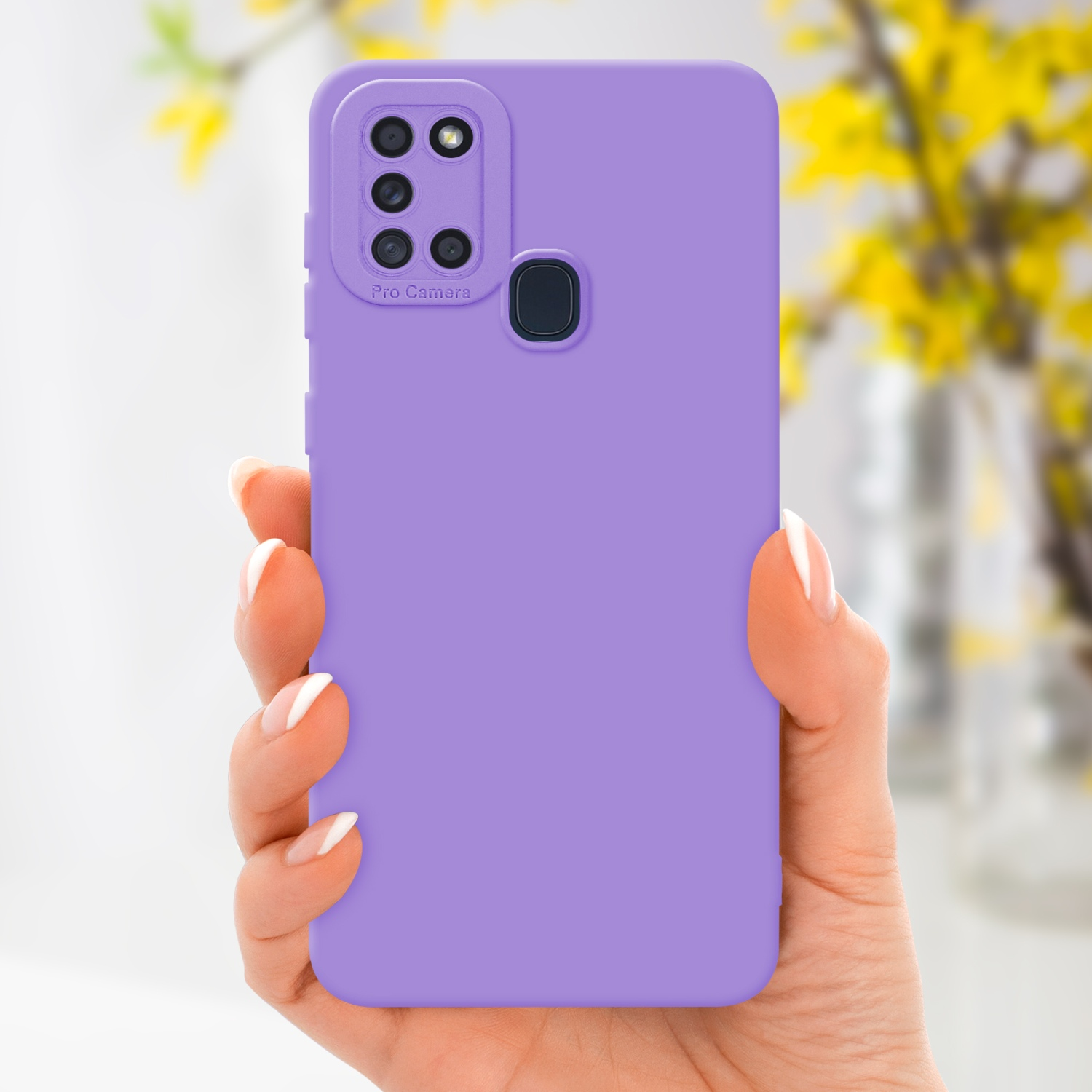 Una mano che tiene una custodia viola per telefono davanti a fiori gialli. La custodia ha una fotocamera.