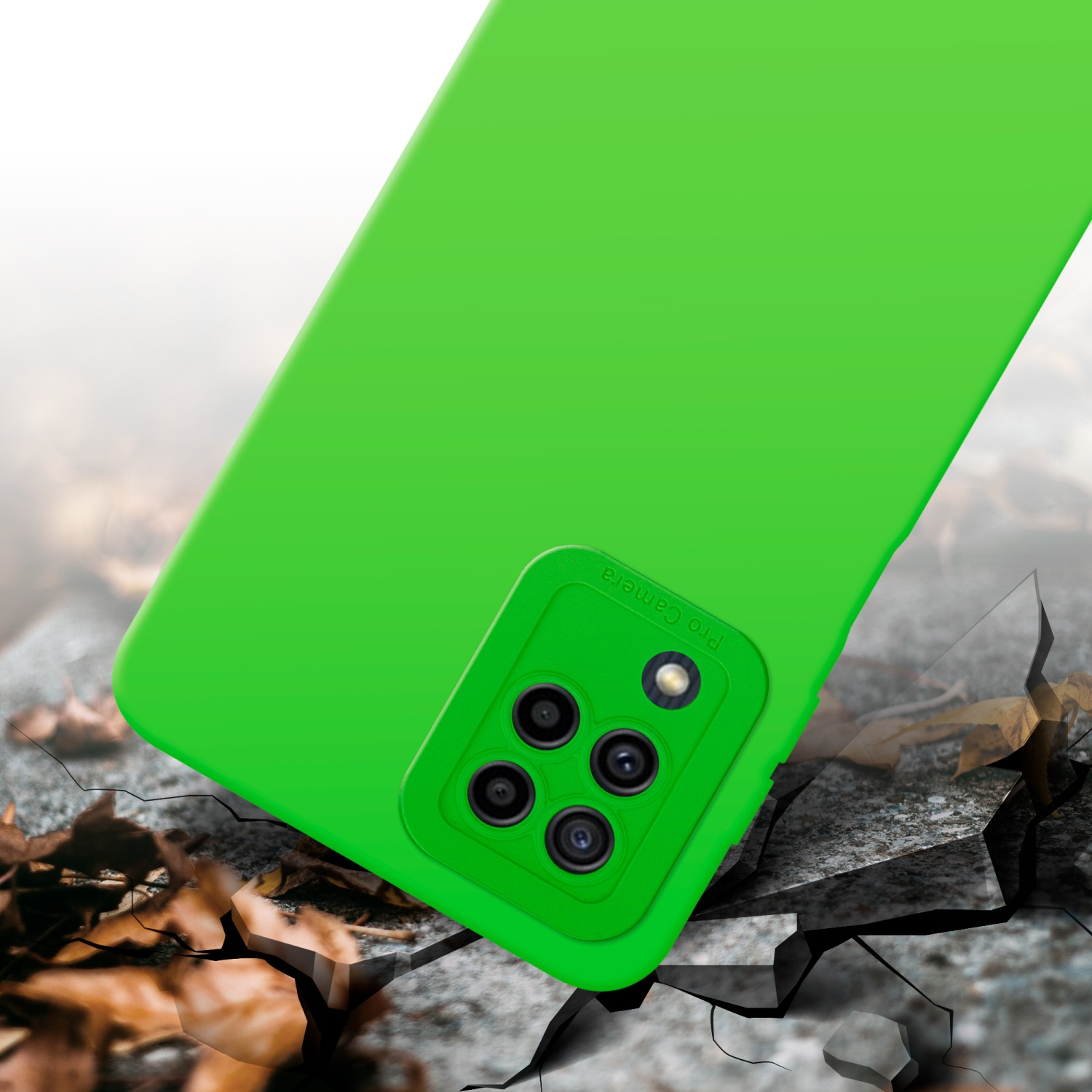 Una custodia verde per telefono con modulo fotocamera. La custodia è su una superficie di pietra rotta.