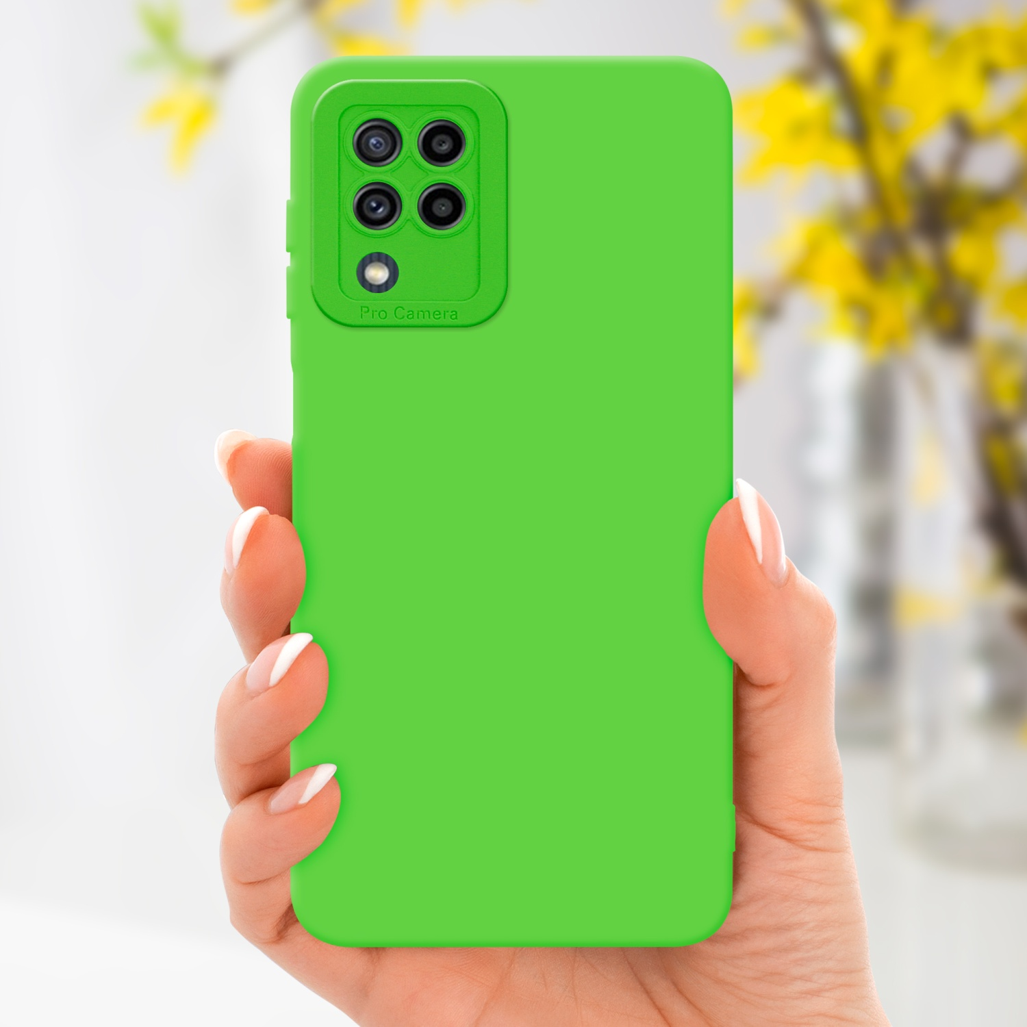 Mano che tiene una custodia verde per telefono. Fiori gialli sullo sfondo.