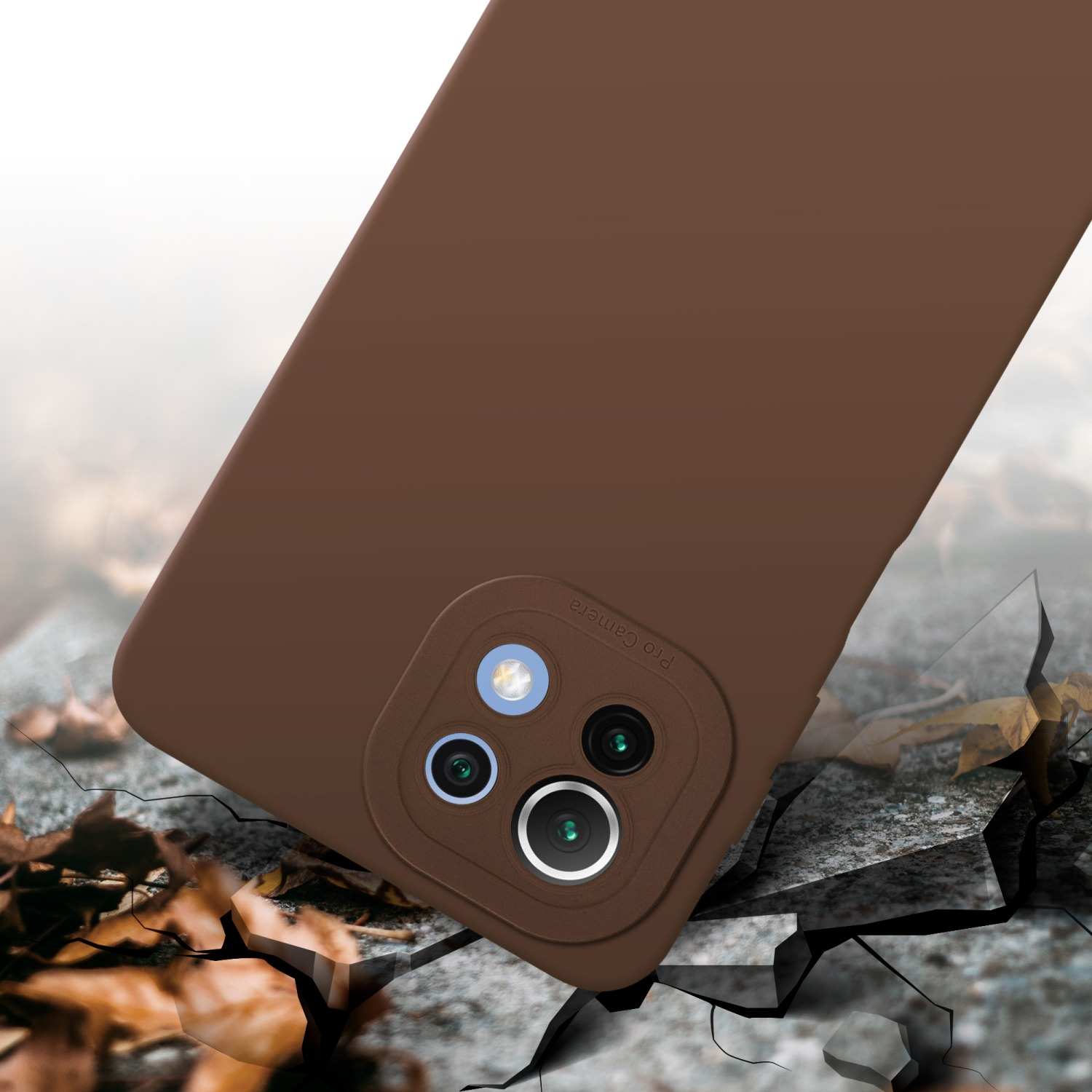Coque de téléphone marron avec fonctions caméra, posée sur un sol fissuré, fond blanc.