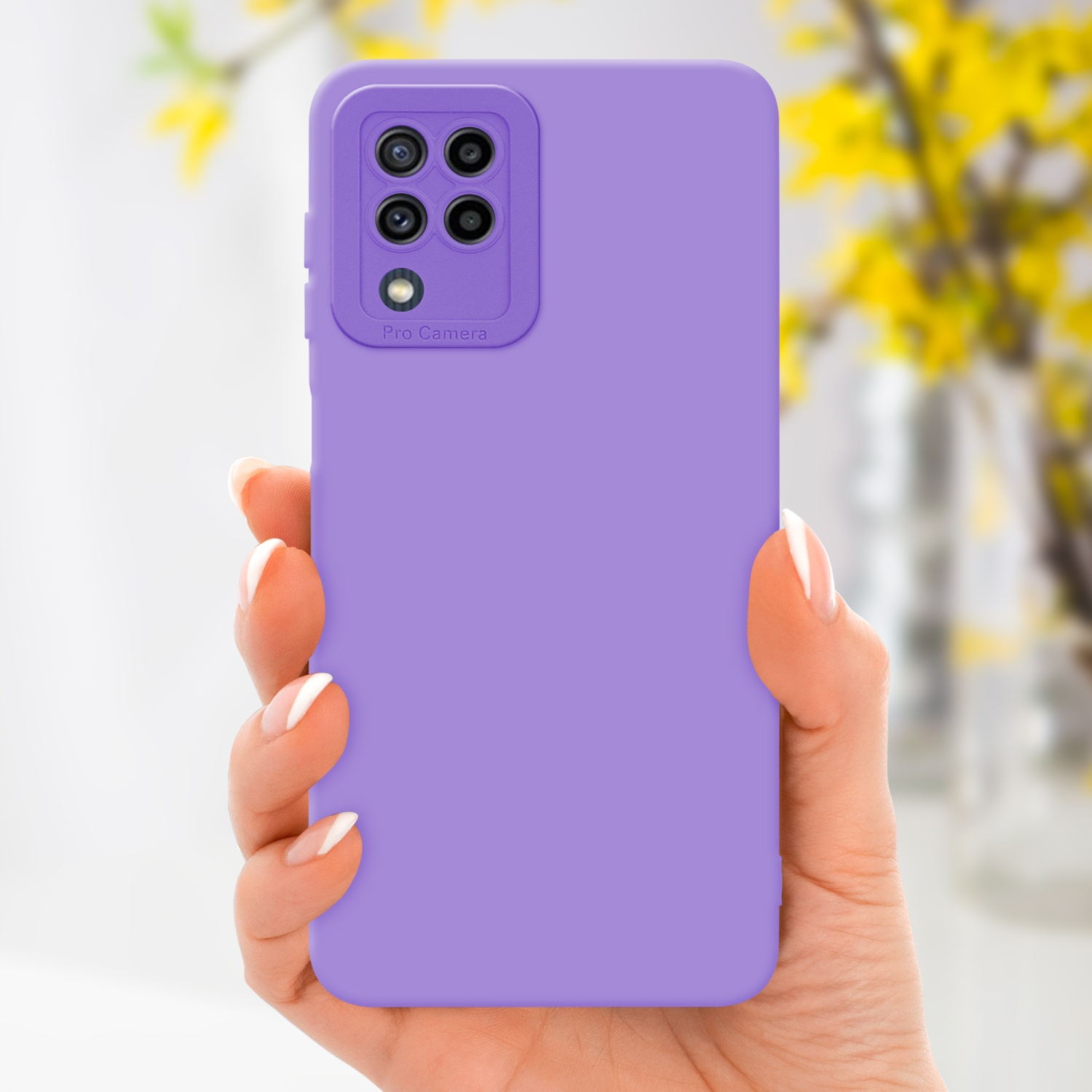 Una mano tiene una custodia viola per telefono. La custodia ha quattro fotocamere e Pro Camera.