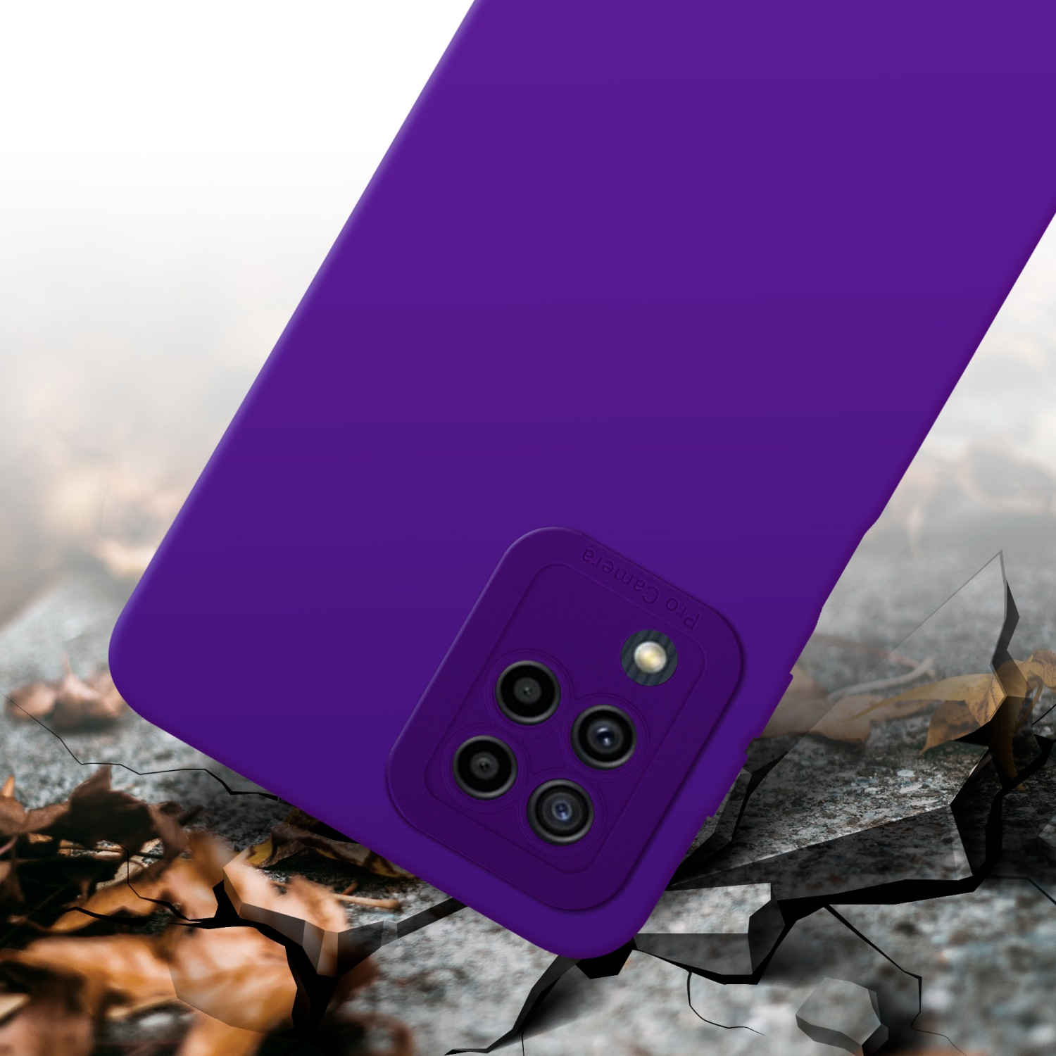 Custodia viola con fotocamera rialzata su superficie crepata, ripresa angolata.