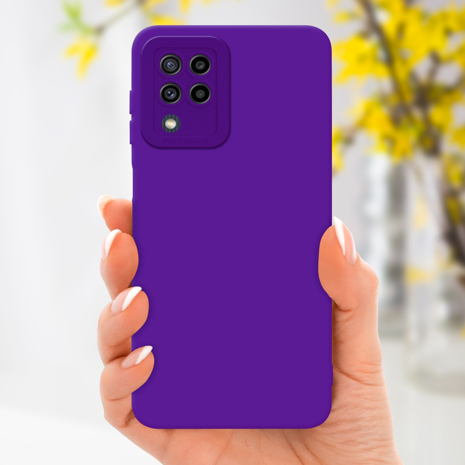 Mano che tiene una custodia viola per telefono. Fiori gialli sullo sfondo, unghie bianche.