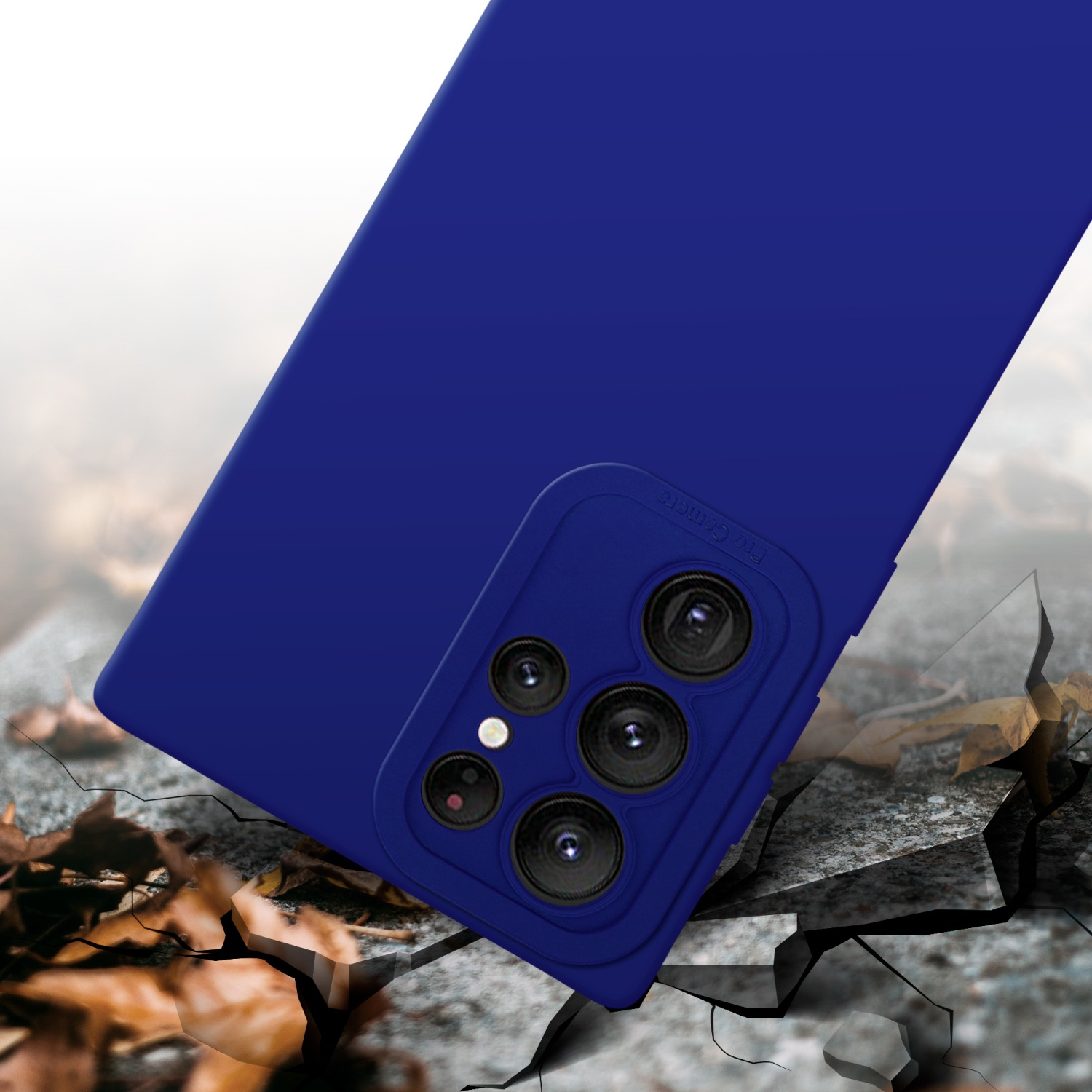 Un étui de téléphone bleu sur une surface fissurée. L'étui a un module caméra et du texte.