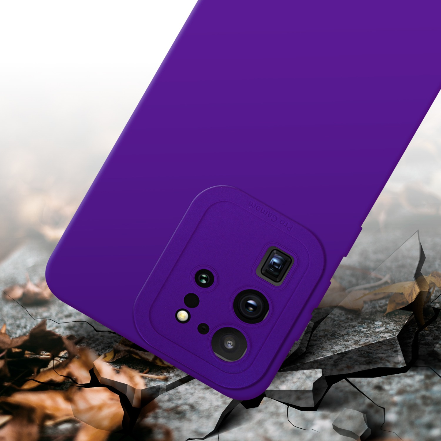 Custodia viola con ritagli per fotocamera. La custodia è su una superficie crepata.