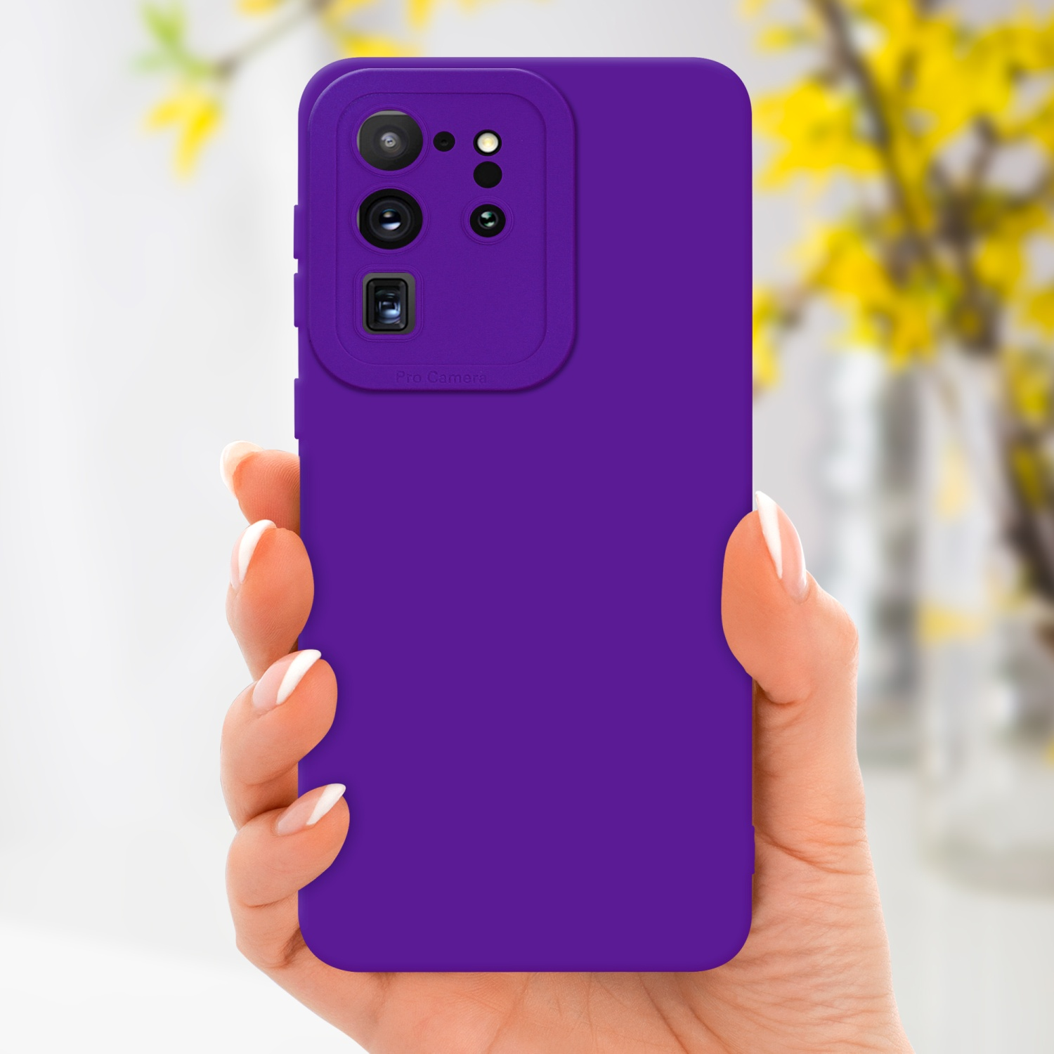 Custodia viola per telefono tenuta in mano, con schermo che mostra un design.