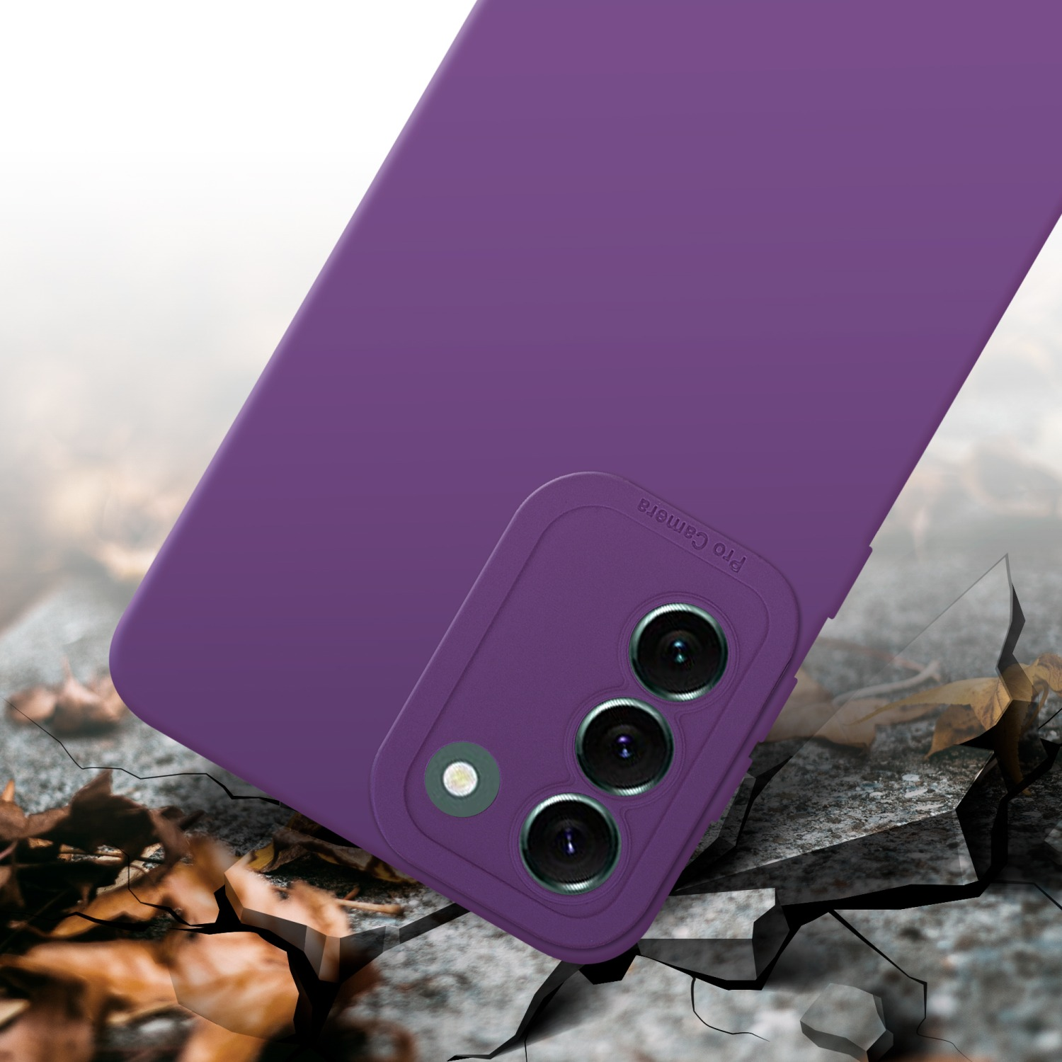 Una custodia viola su una superficie rotta, con la protuberanza della fotocamera visibile.