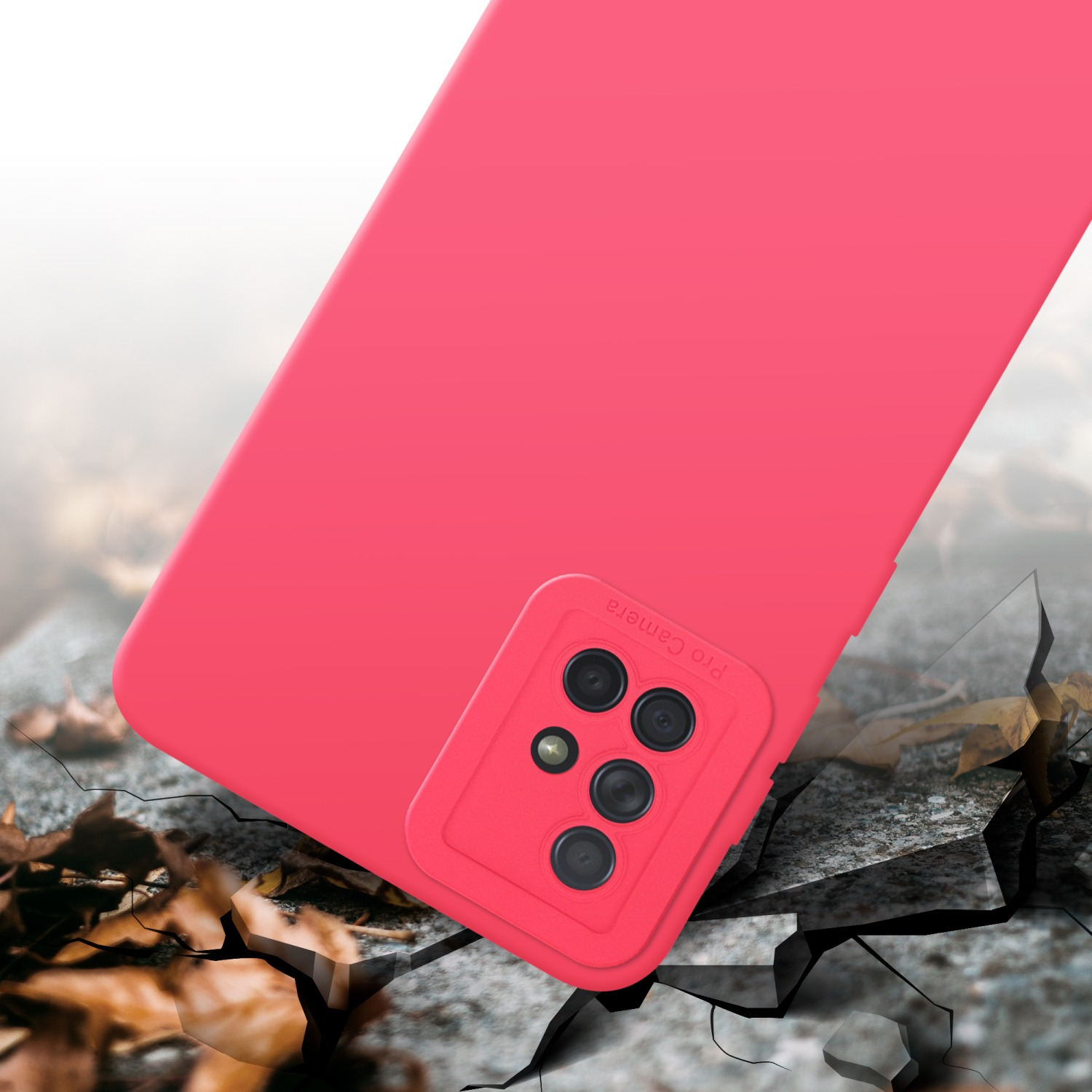 Una custodia per telefono rosa con quattro fotocamere su una superficie incrinata. La custodia è al centro.