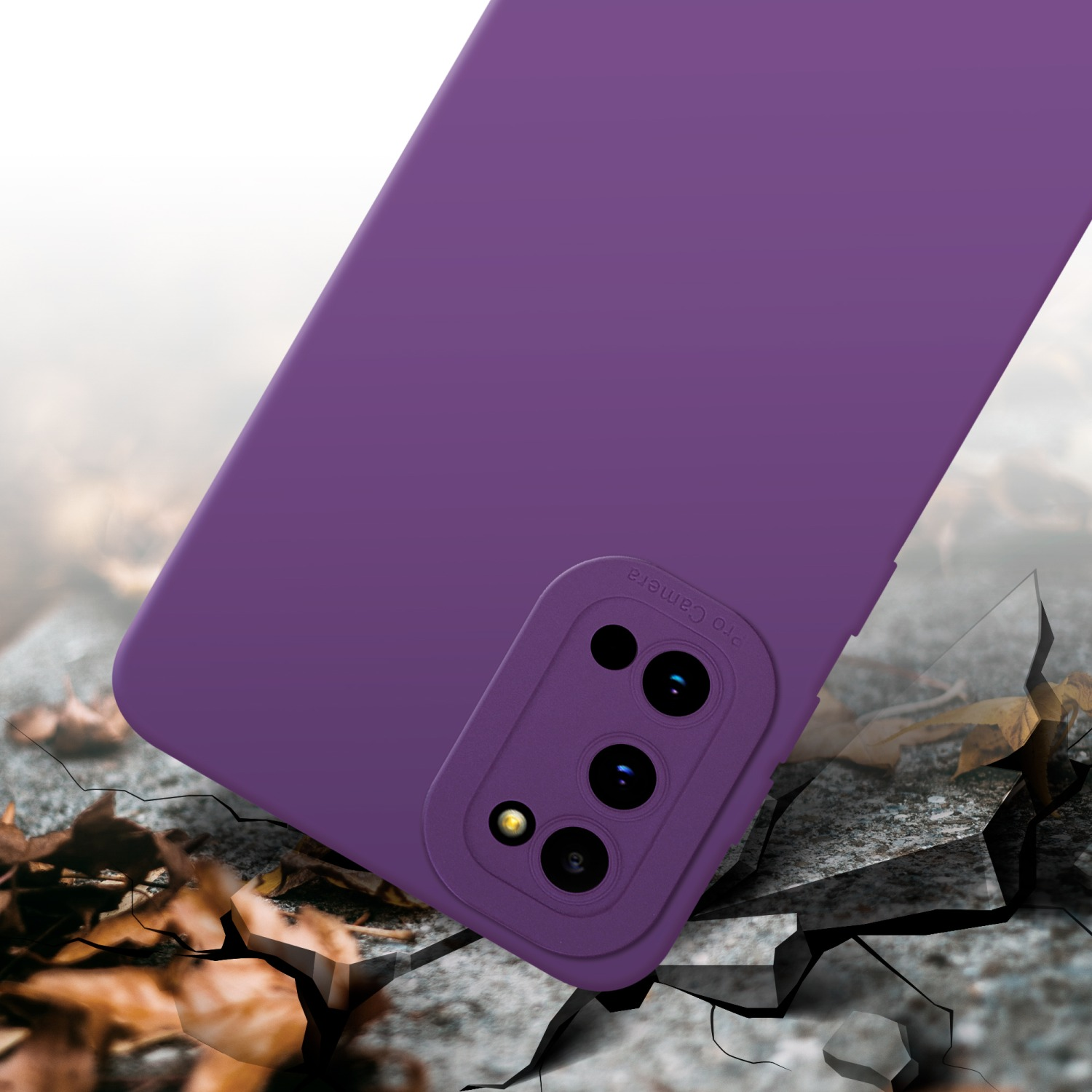 Une coque de téléphone violette avec une caméra et une lentille sur une surface en béton fissurée. Feuilles en arrière-plan.
