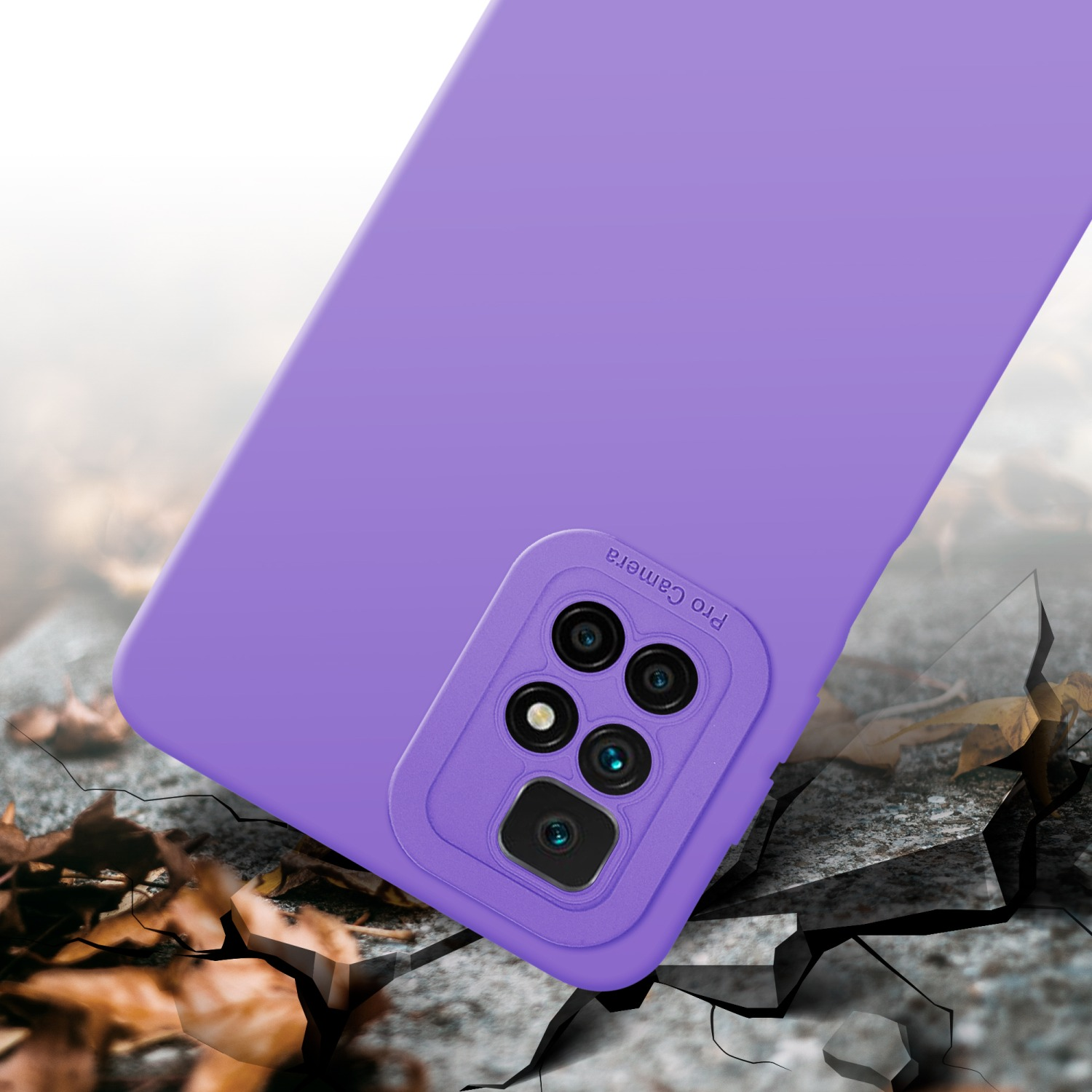 Custodia viola con intaglio fotocamera, su superficie crepata con foglie.