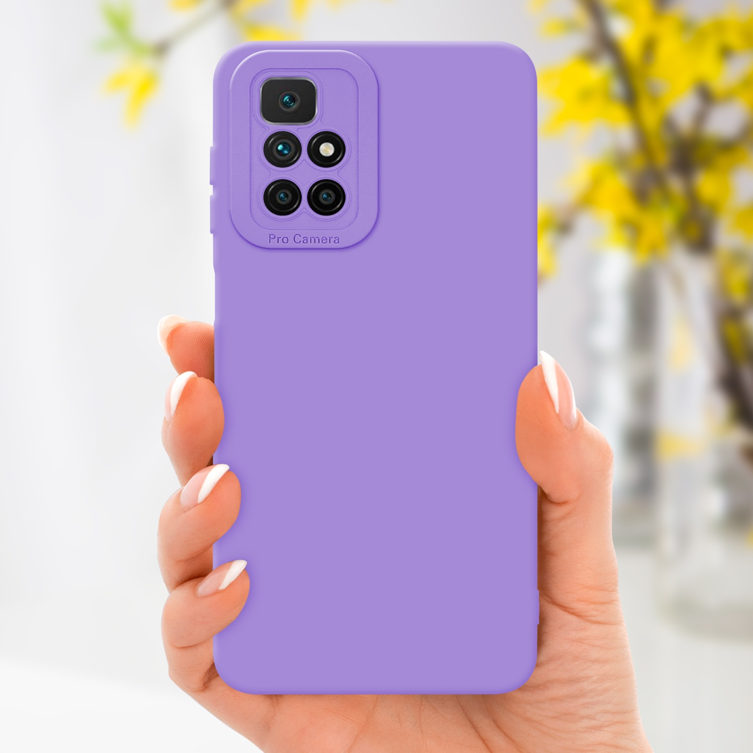 Mano che tiene una custodia viola. Lo sfondo ha fiori gialli.