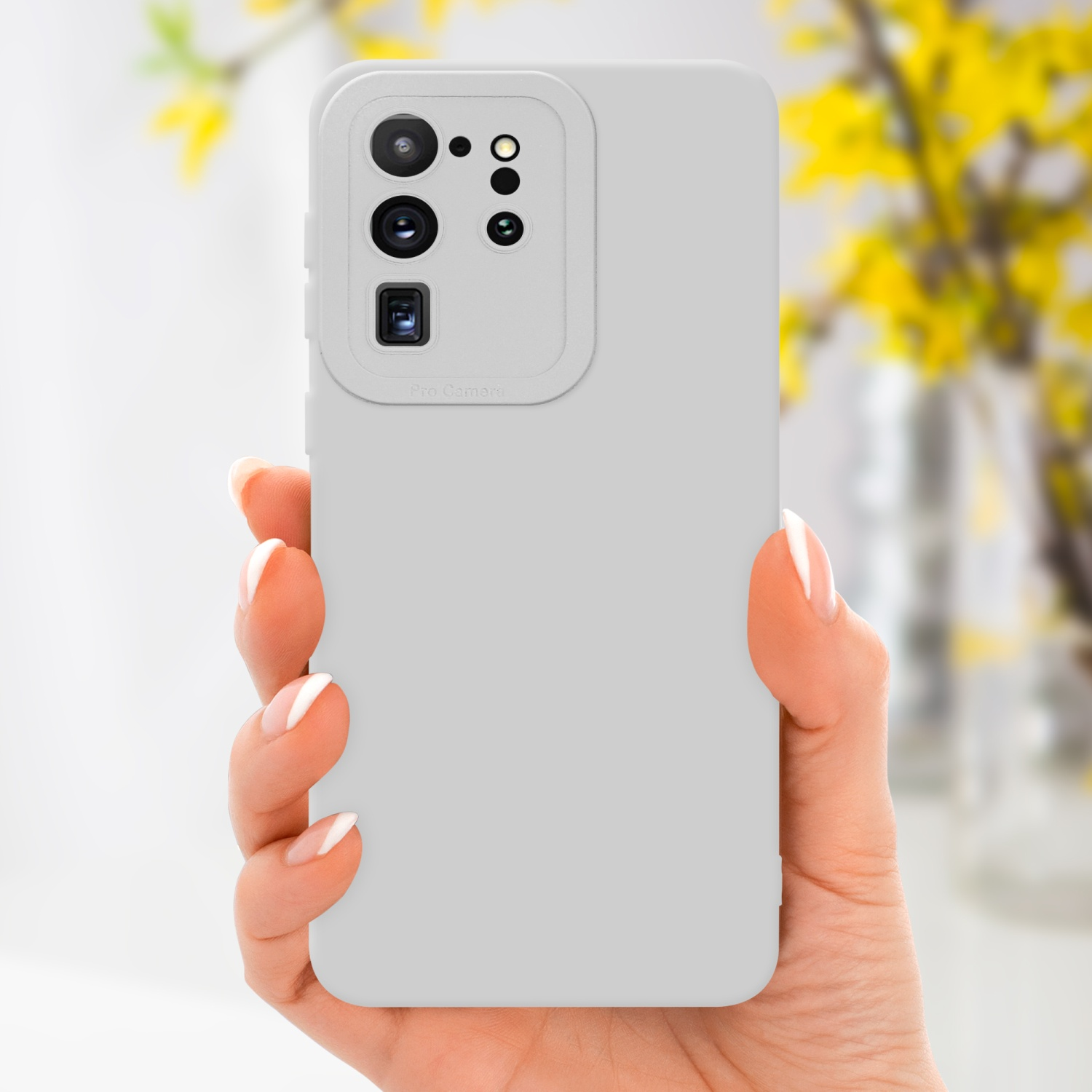 Una persona che tiene una custodia grigia con un telefono dentro.
