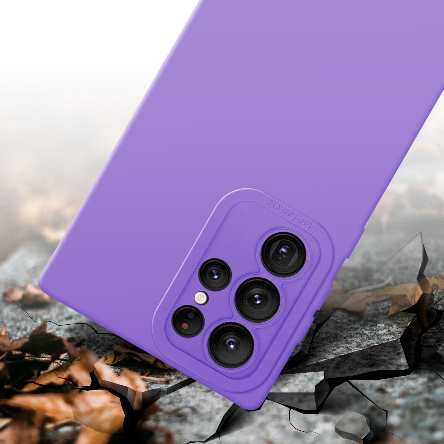 Custodia viola su terreno crepato. Modulo fotocamera con più obiettivi visibili.