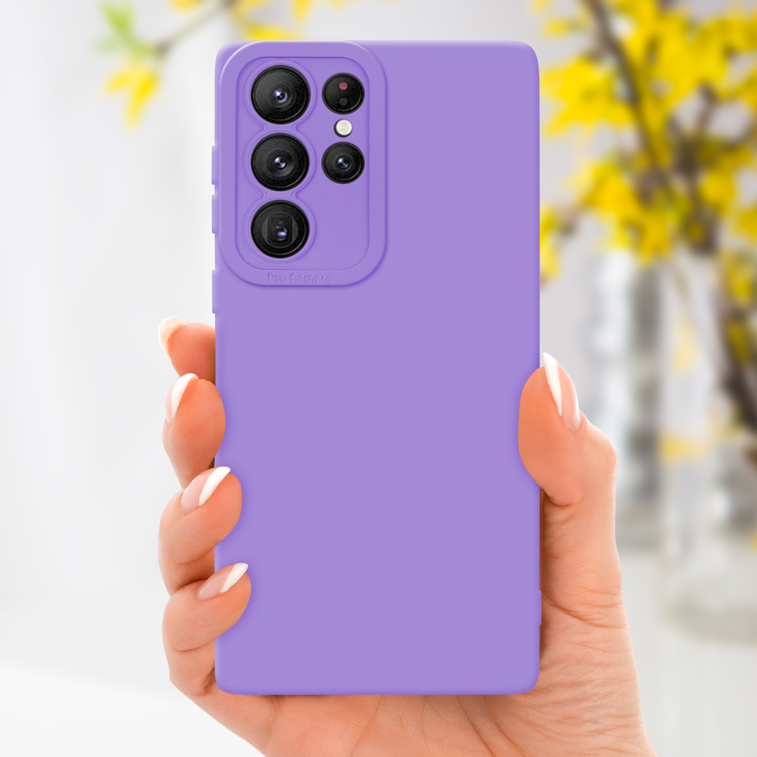 Mano che tiene una custodia viola. Fiori gialli sullo sfondo.
