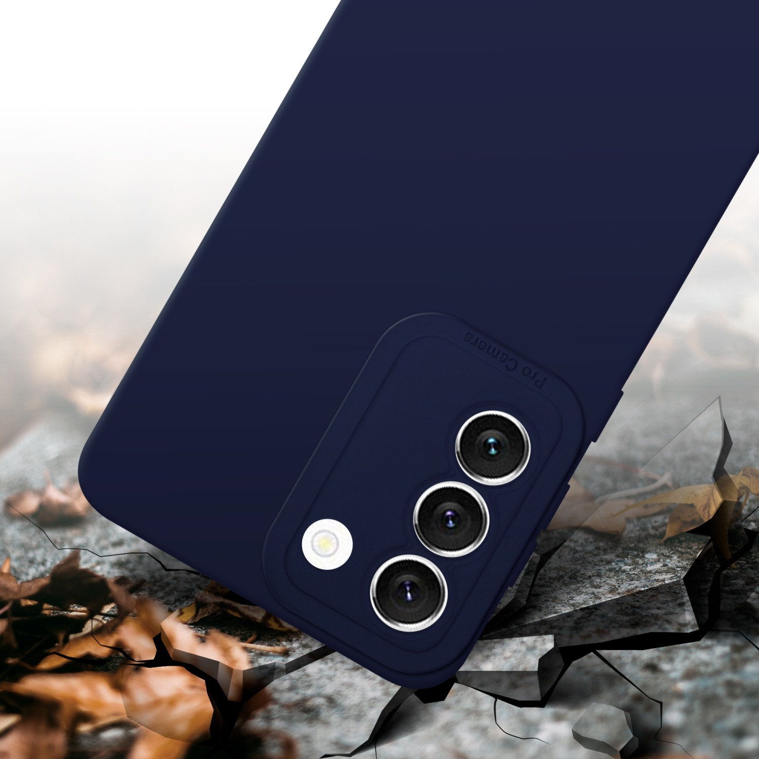 Coque de téléphone bleu marine avec effet de sol fissuré. La coque a trois caméras. Le fond est blanc.