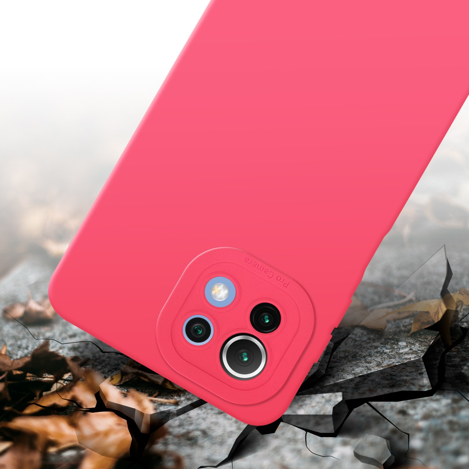 Coque de téléphone rouge tombant sur une surface texturée. Détails de l'appareil photo visibles.
