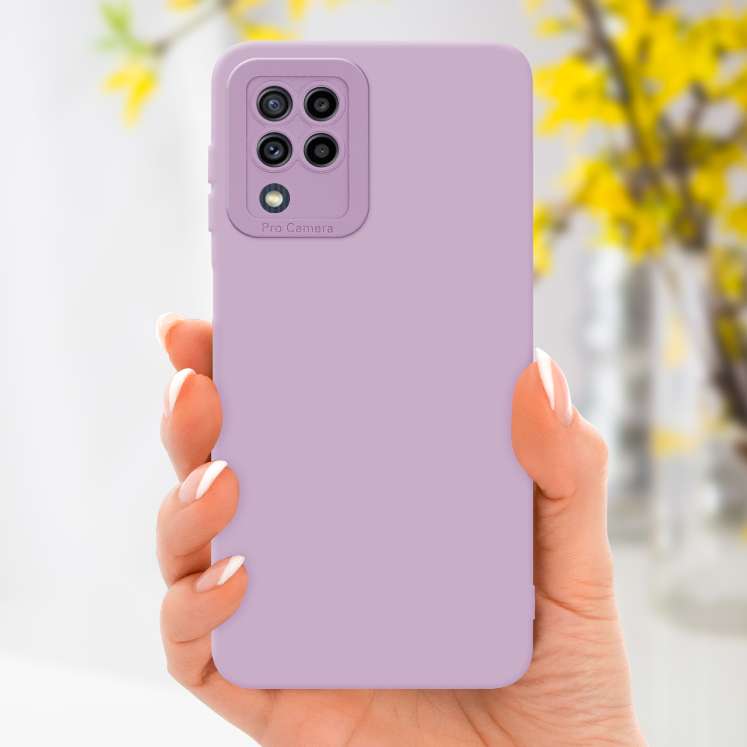 Mano che tiene un telefono lavanda. Sfondo sfocato con fiori gialli.